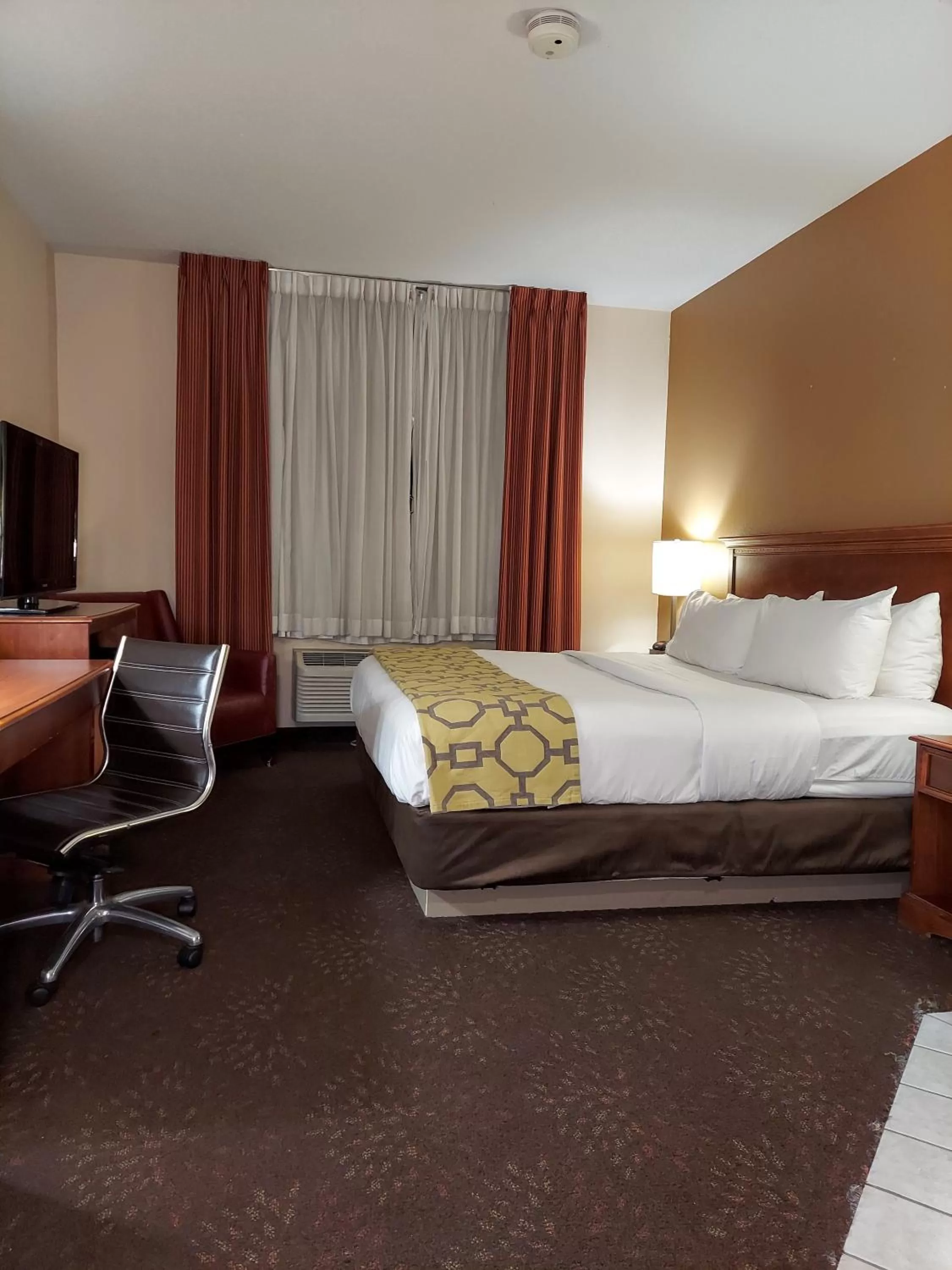 Photo of the whole room, Bed in Baymont by Wyndham Portage