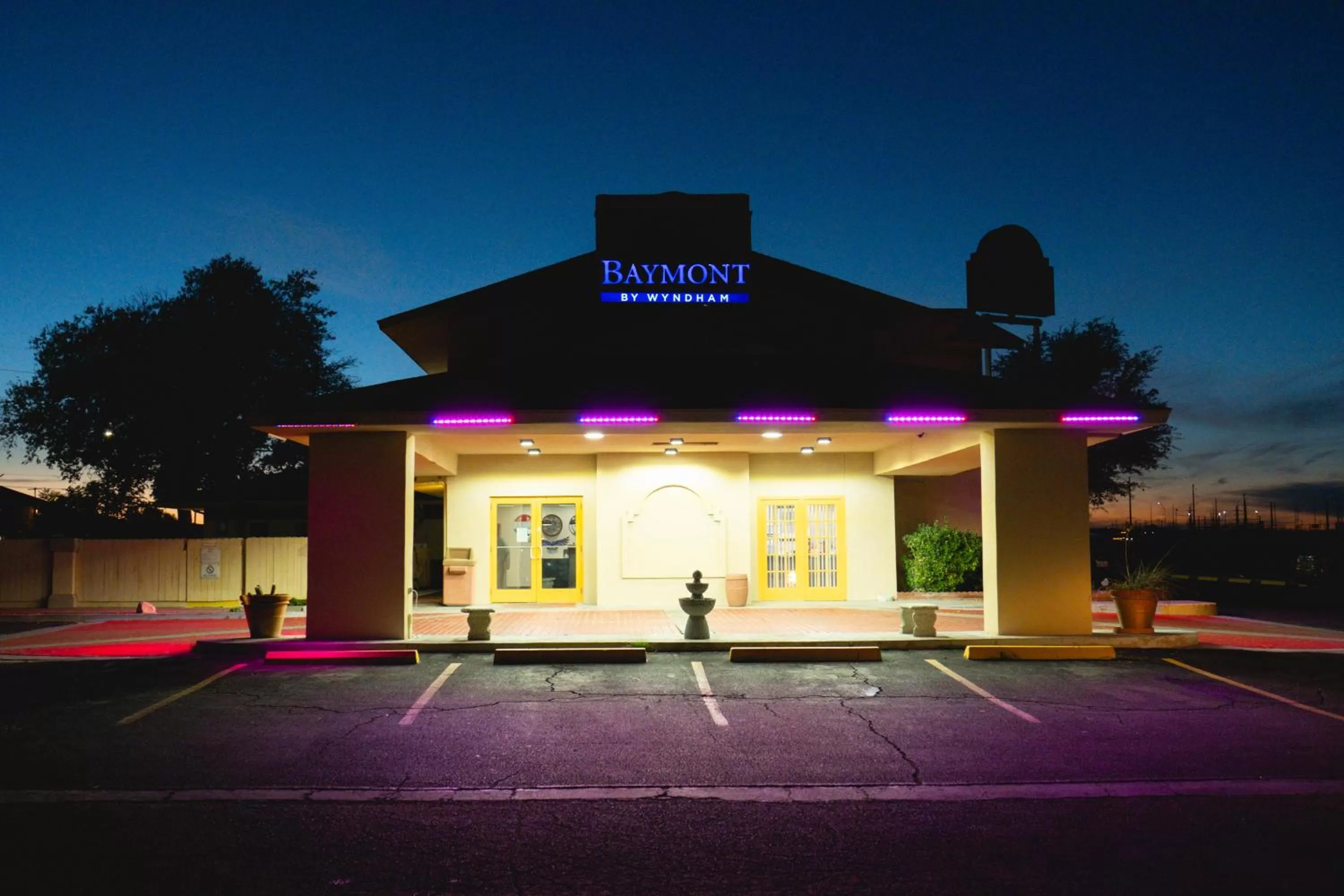 Property Building in BAYMONT BY WYNDHAM