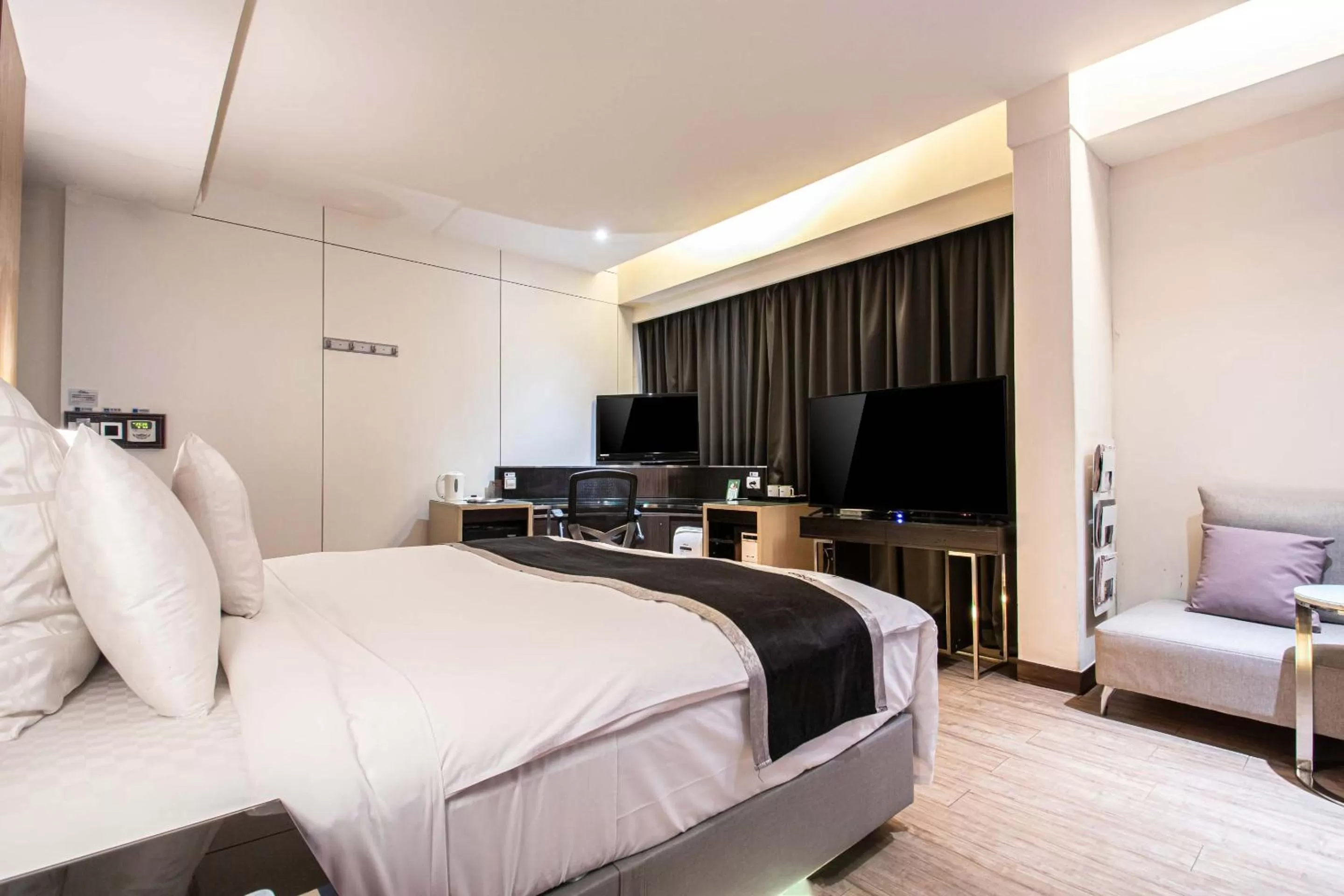 Decorative detail, Bed in 168 Motel-Hsinchu