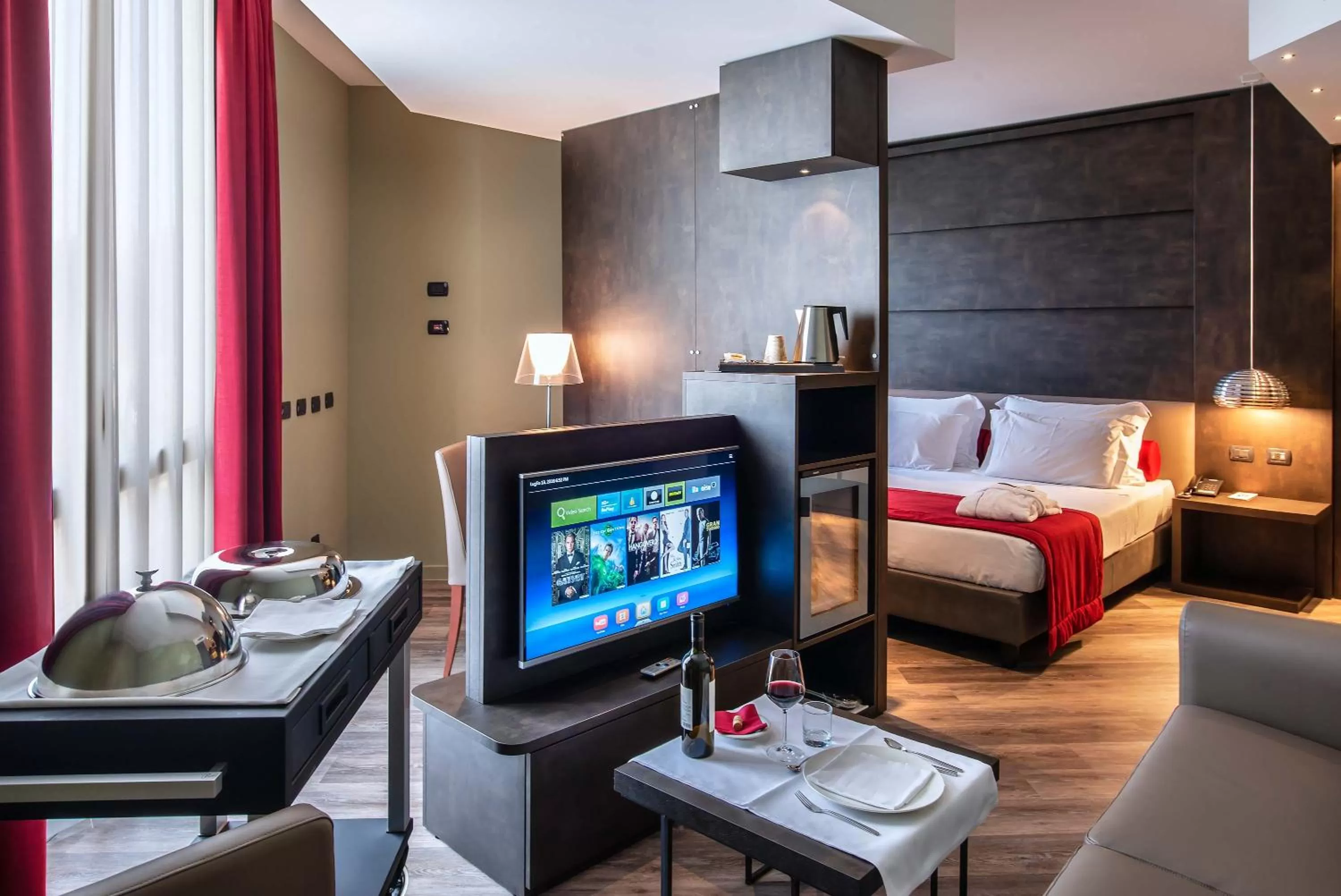 Communal lounge/ TV room, Bed in Maranello Palace