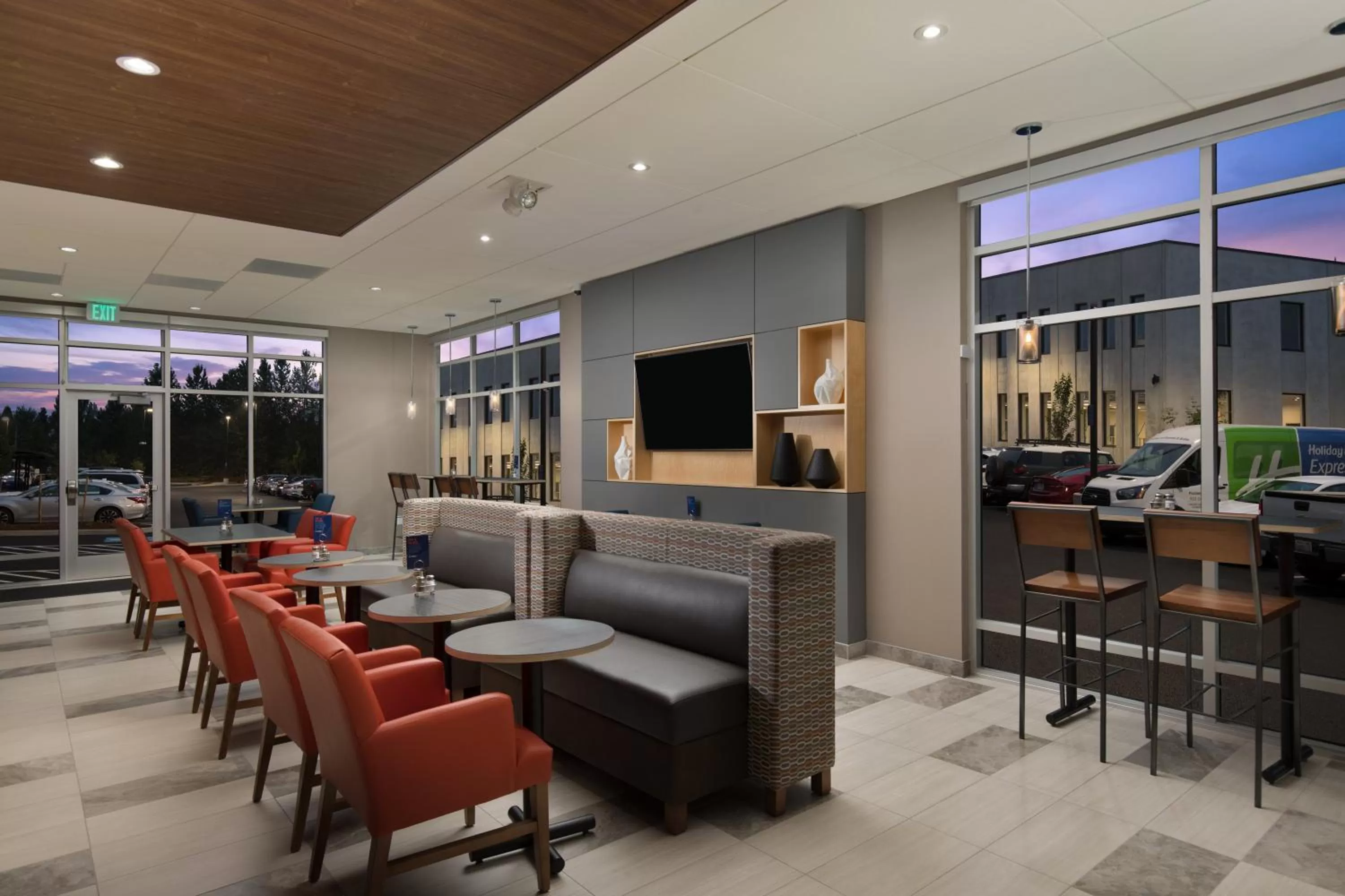 Property building in Holiday Inn Express & Suites - Portland Airport - Cascade Stn by IHG