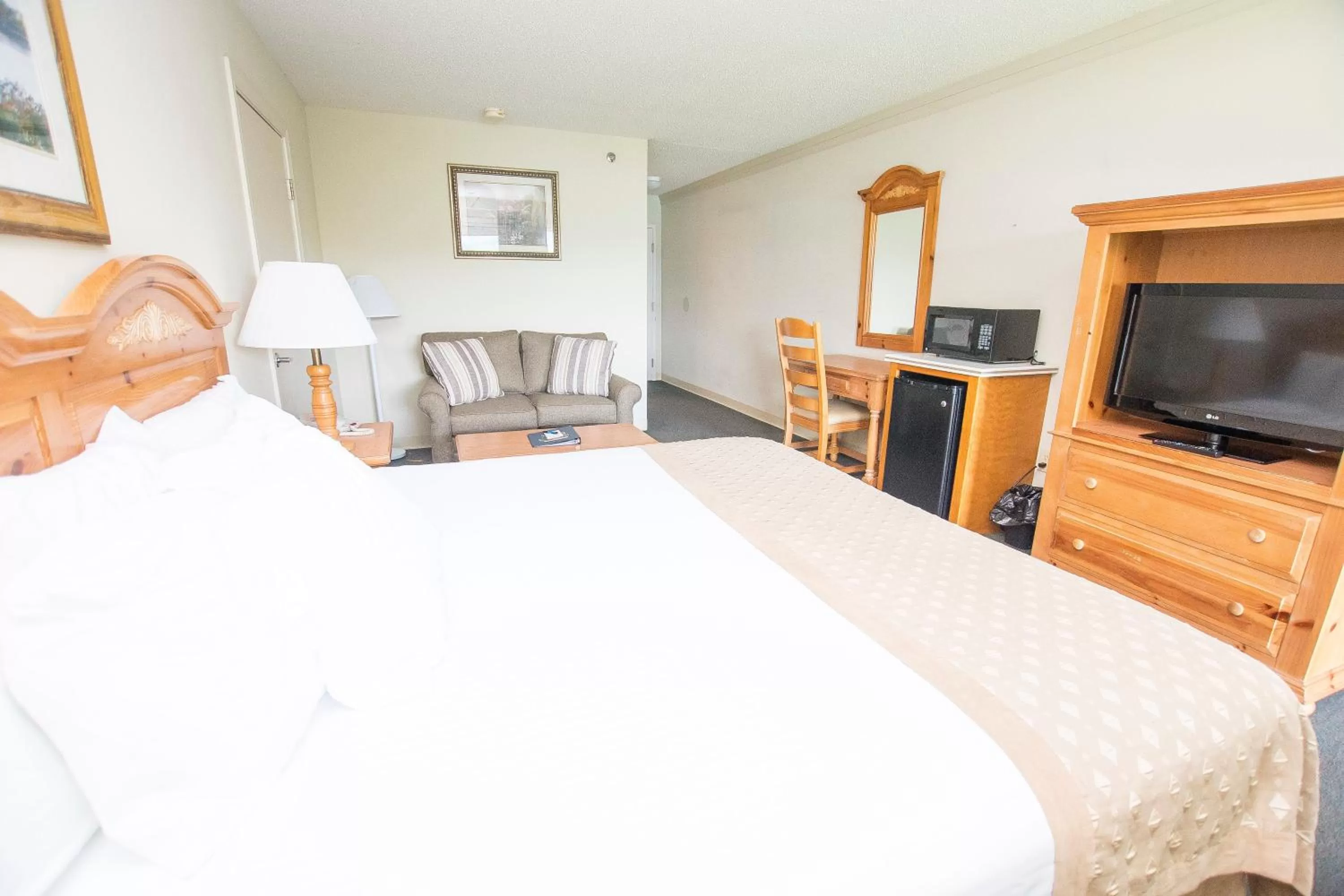 Bed in Lake Chatuge Lodge