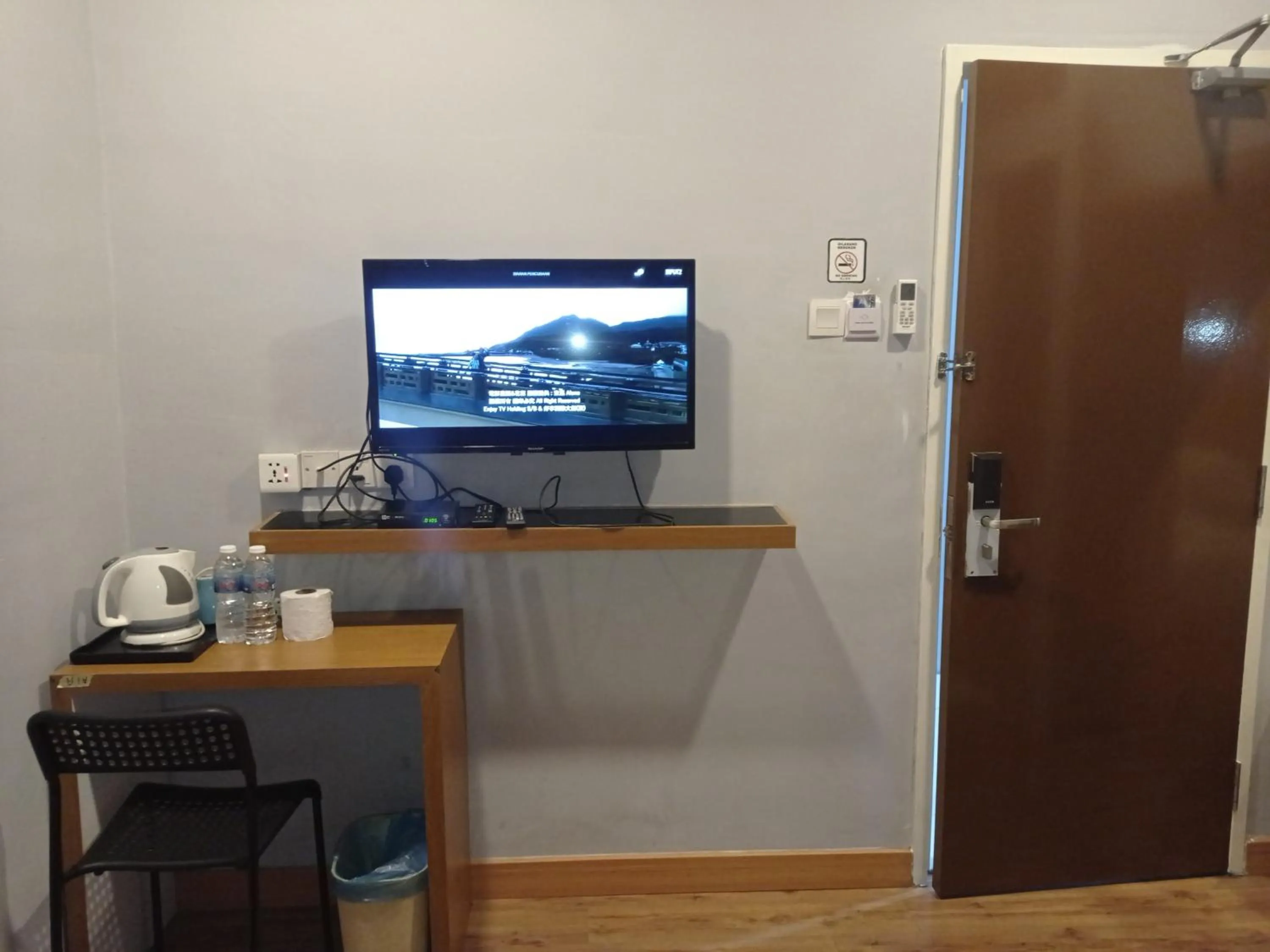 TV/Entertainment Center in Hotel Zamburger Second Link