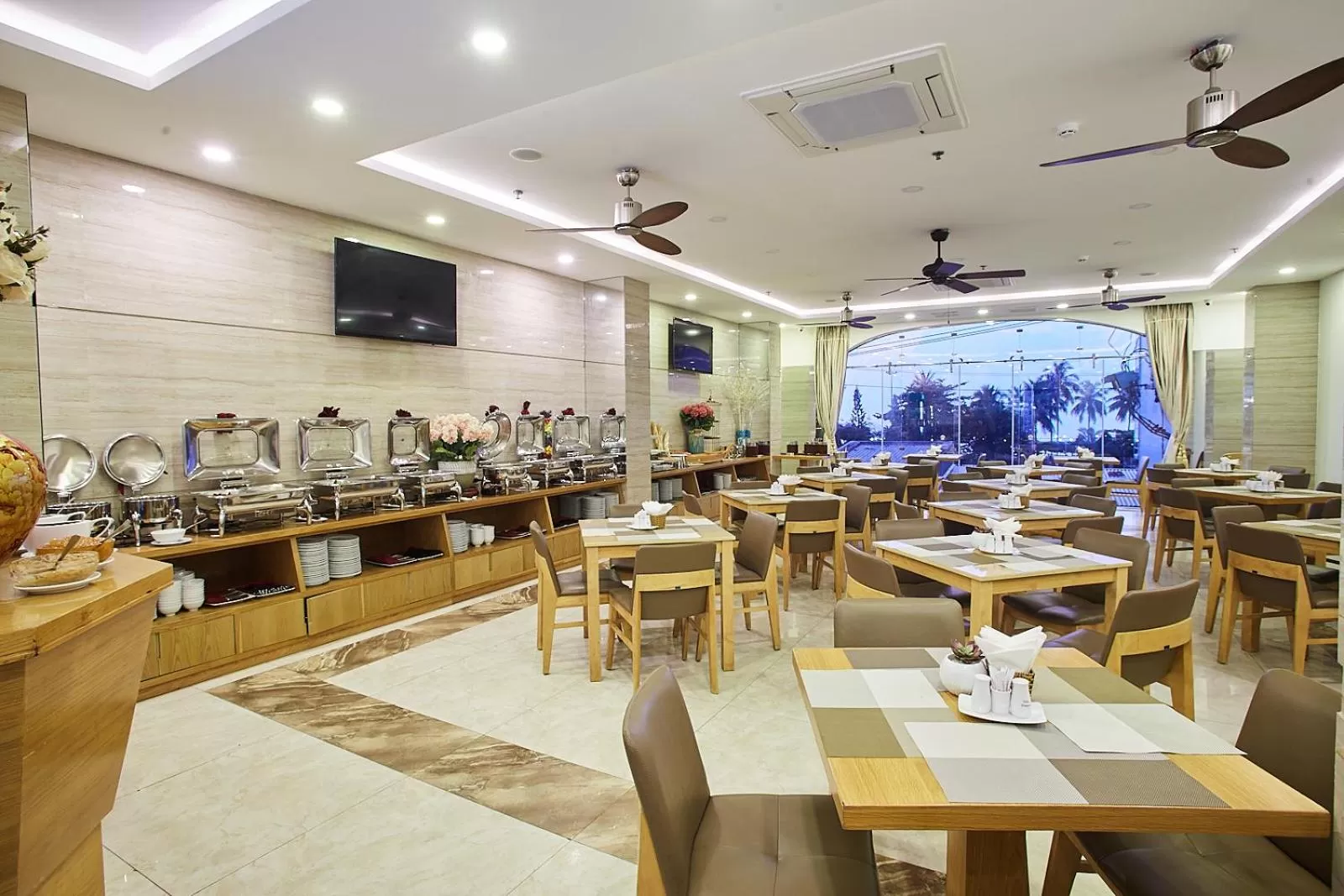 Restaurant/places to eat in Boss Hotel