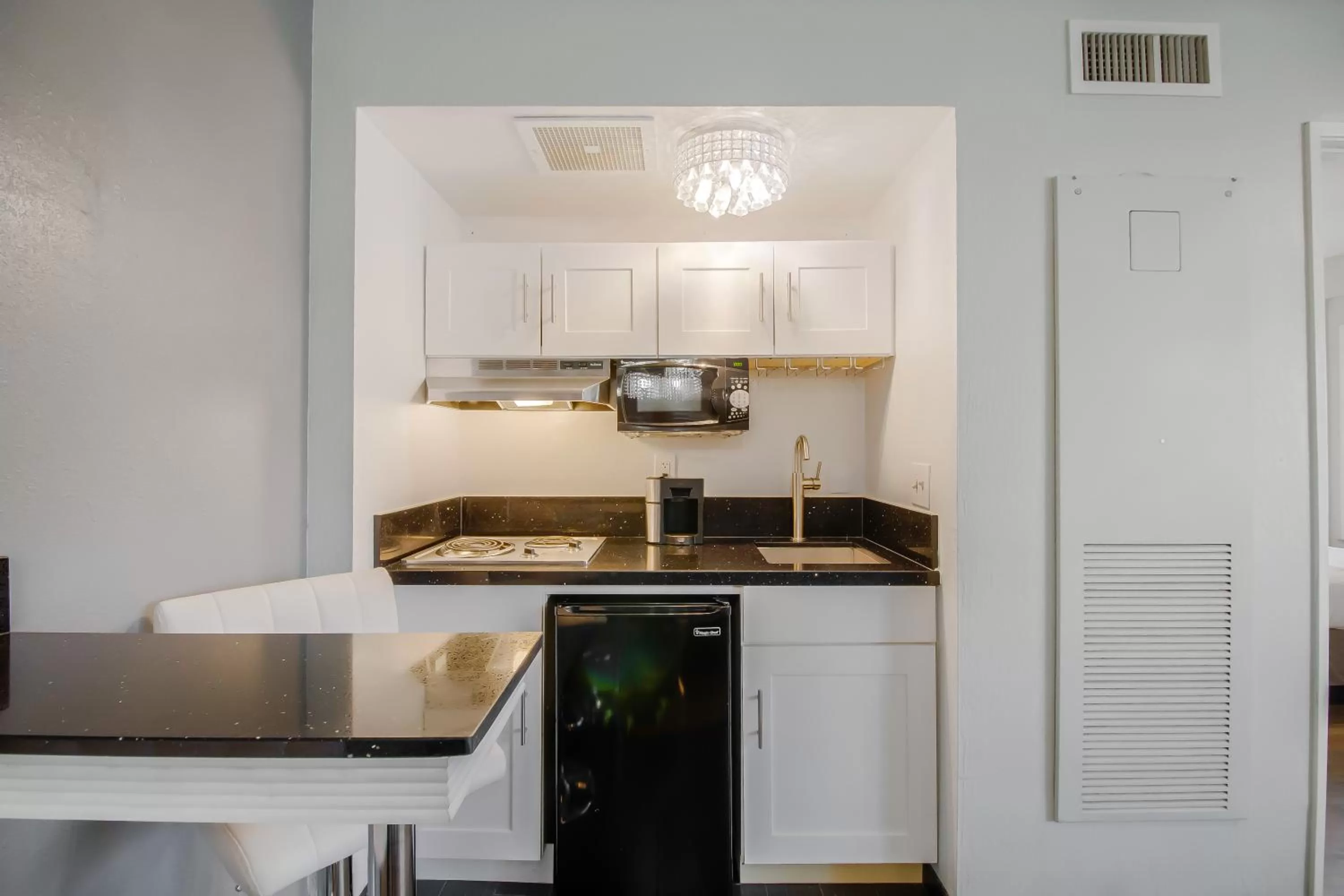 Kitchen or kitchenette in Lions Gate Hotel