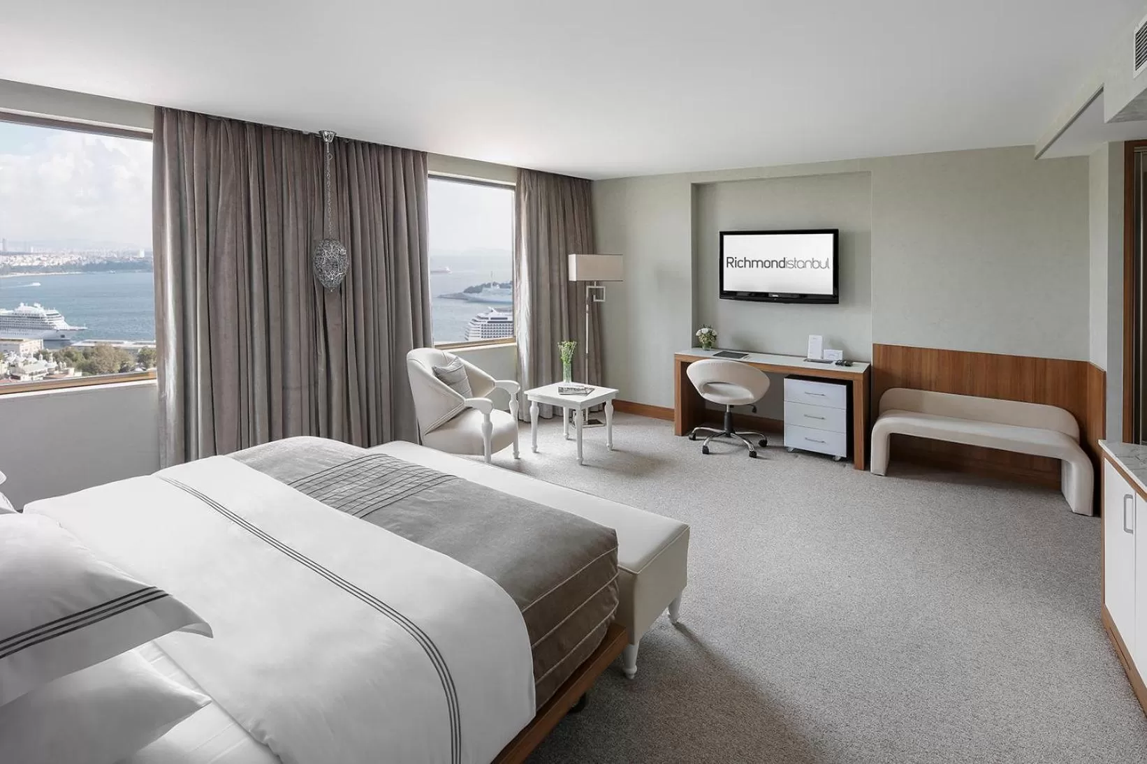 Sea view, Bed in Richmond Istanbul