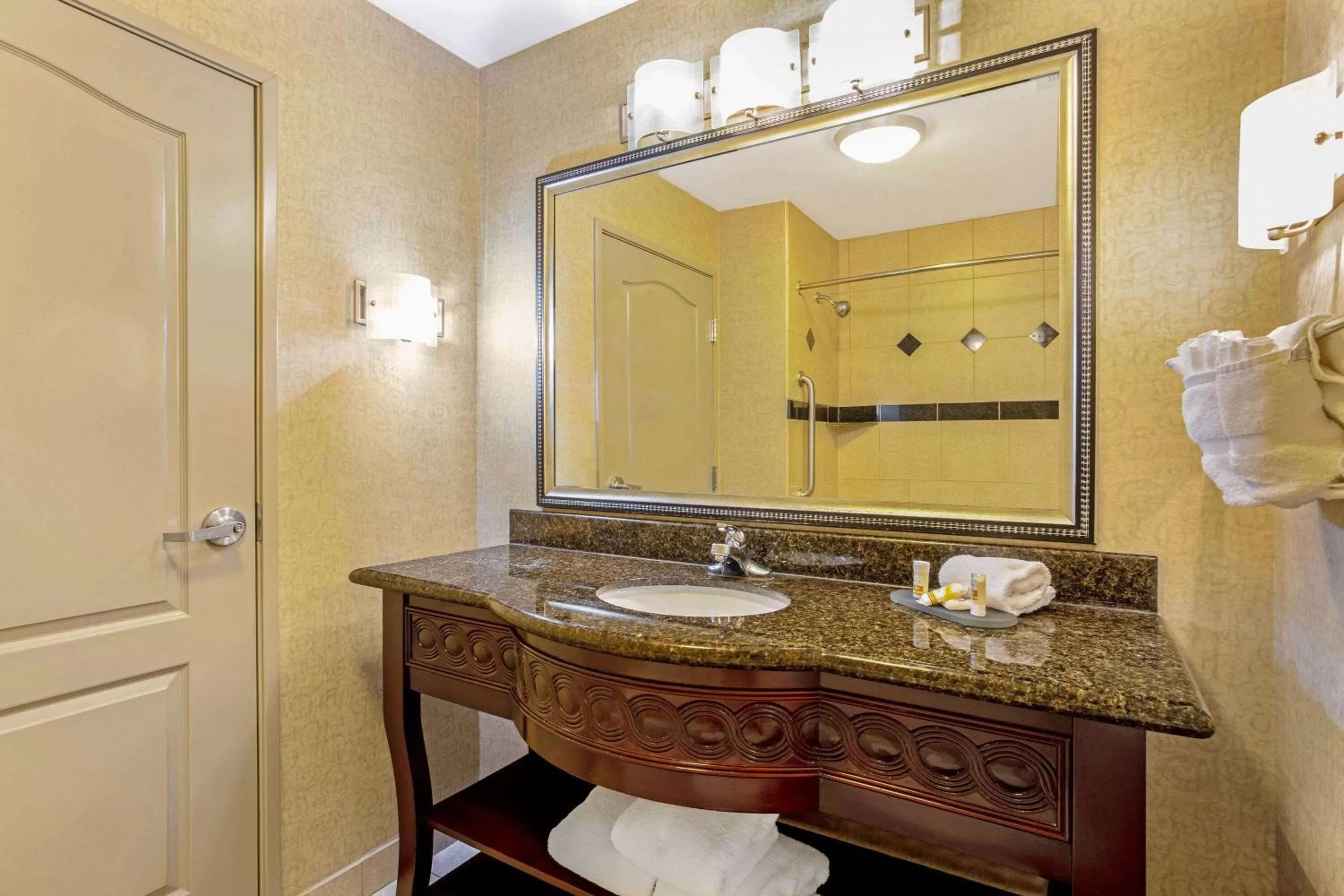 TV and multimedia in La Quinta by Wyndham Cleburne