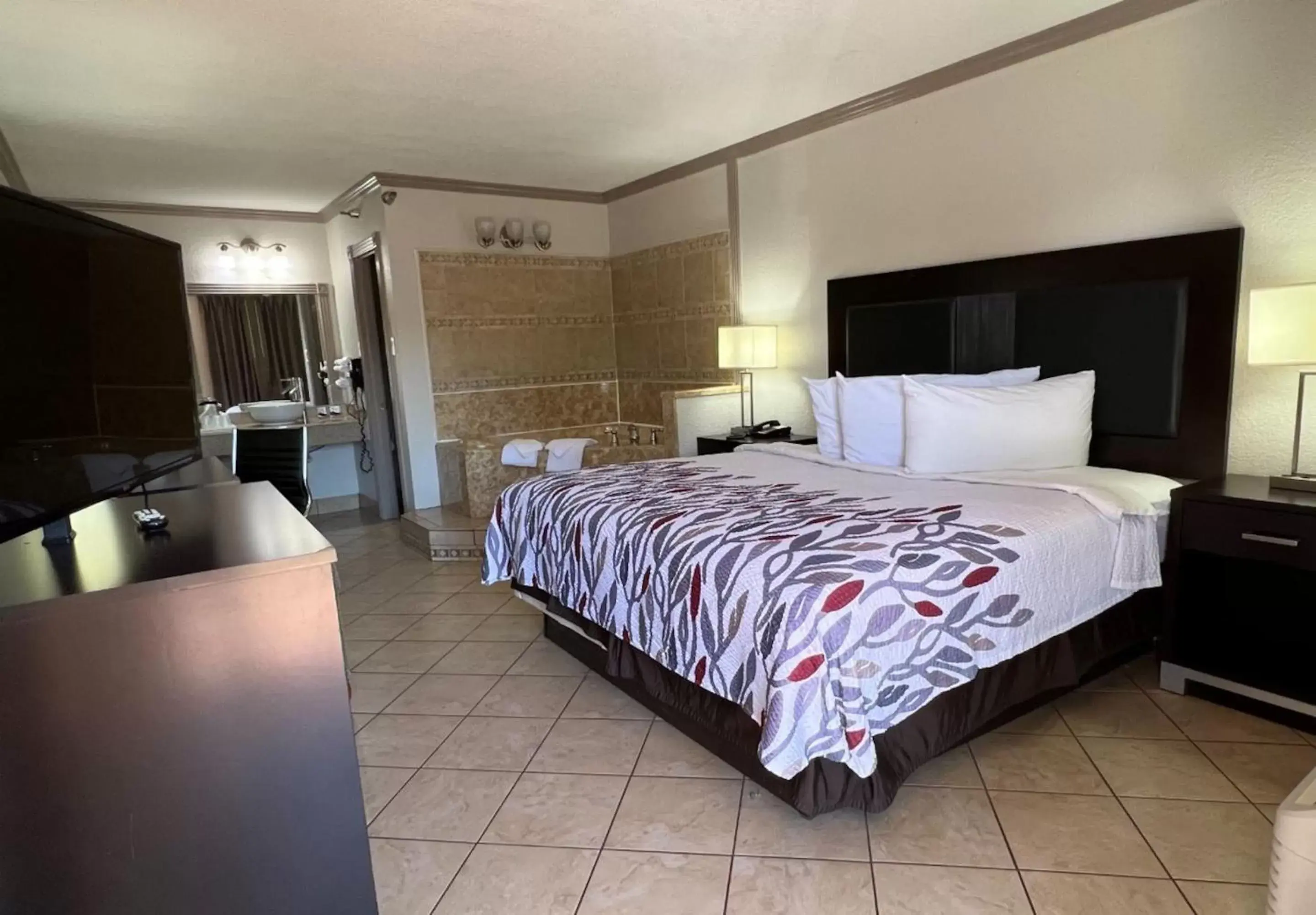 Deluxe King Room with Jetted Tub Non-Smoking in Red Roof Inn College Station Deluxe King Room with Jetted Tub Non-Smoking in Red Roof Inn College Station