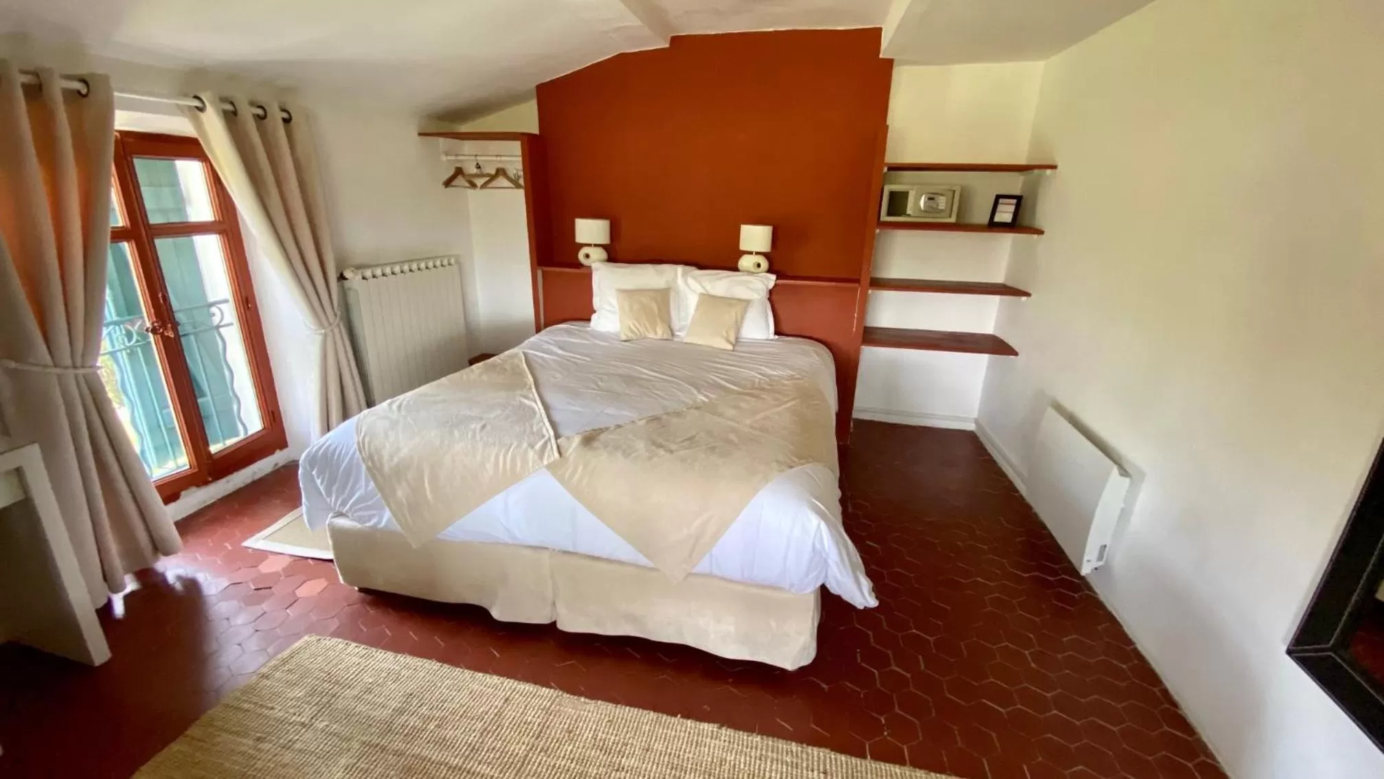 Photo of the whole room, Bed in Le Moulin de Varrians