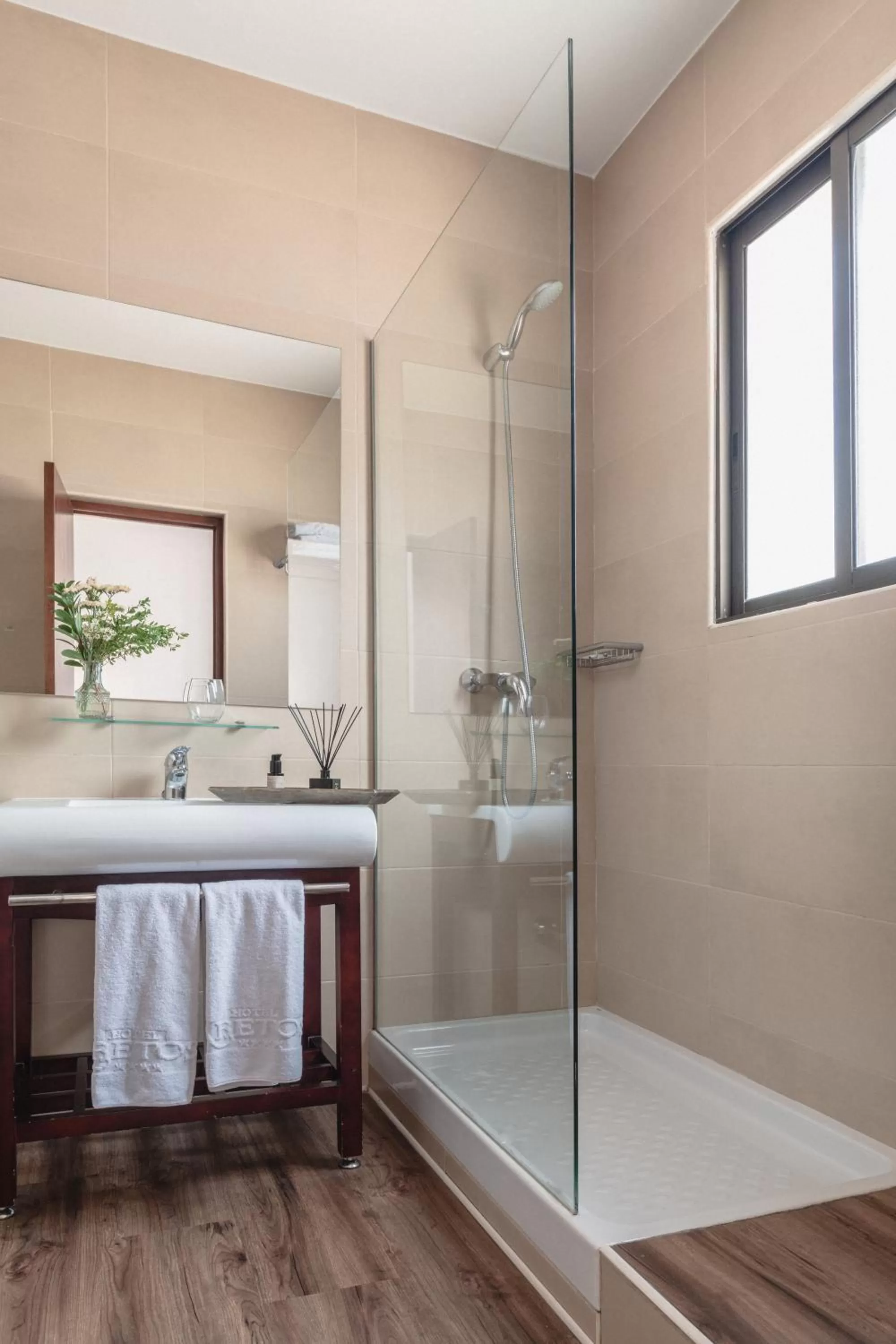 Shower, Bed in Hotel Finca Los Abetos