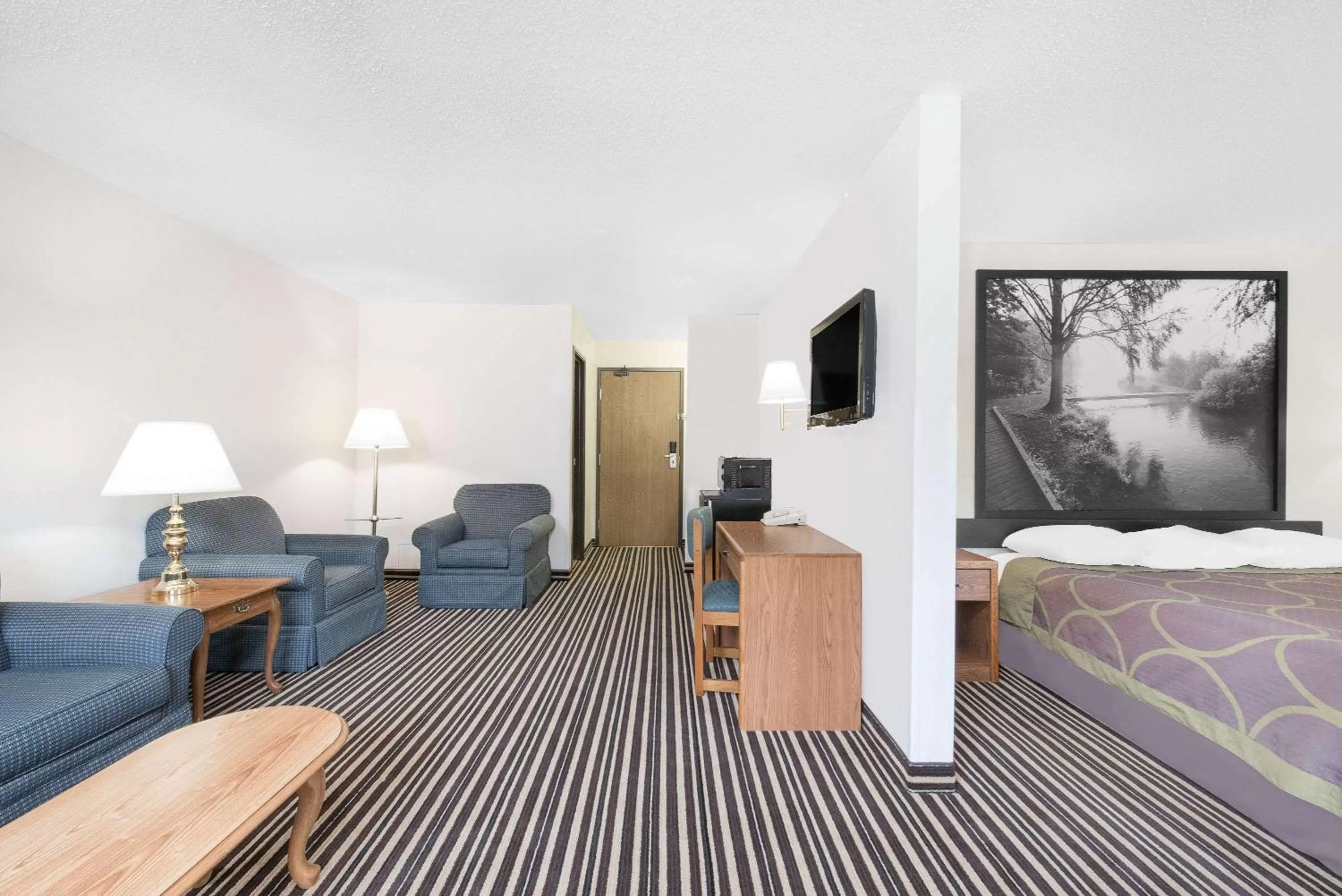 Photo of the whole room, Bed in Super 8 by Wyndham Morris