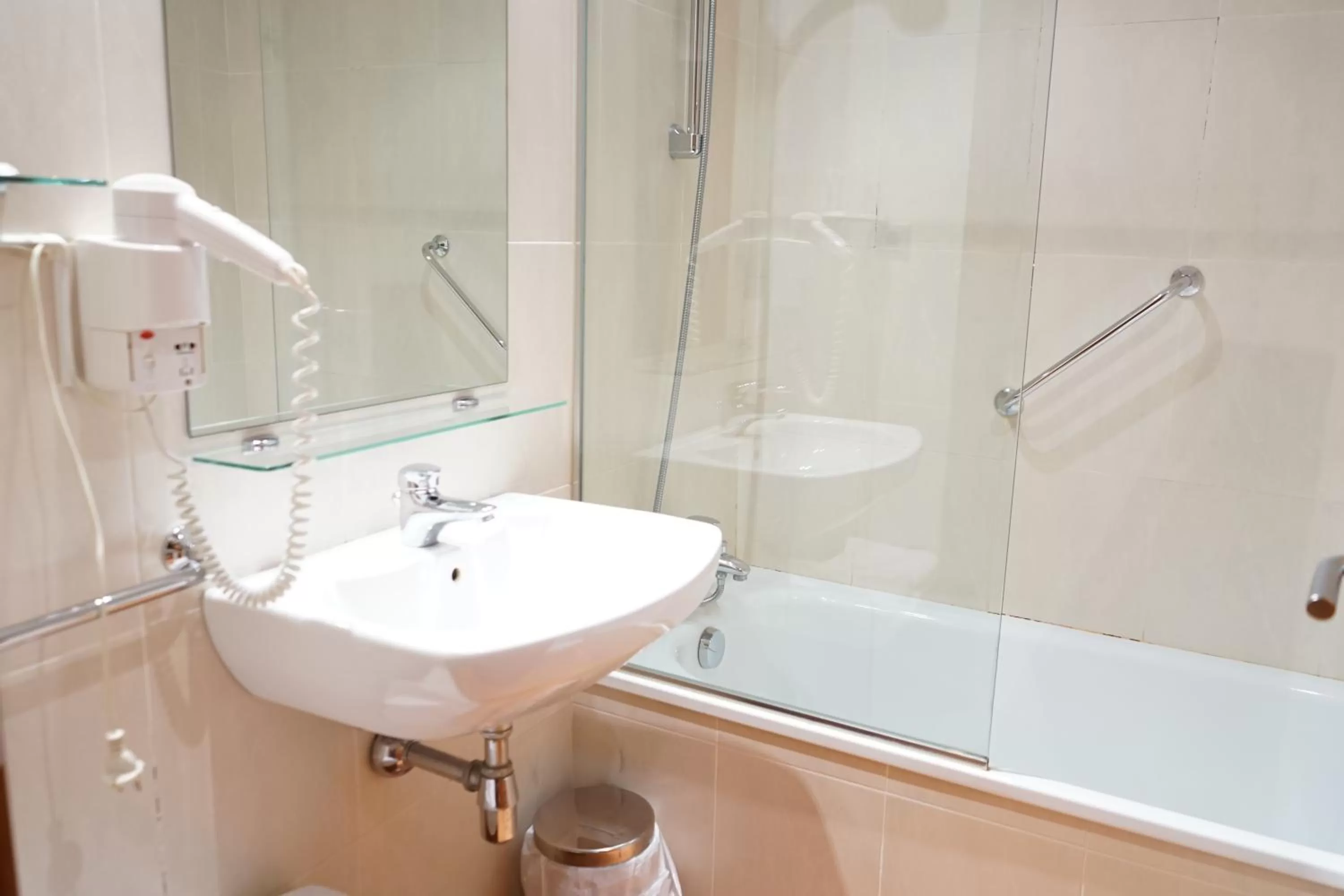 Bathroom in Hotel Santuari Balaguer