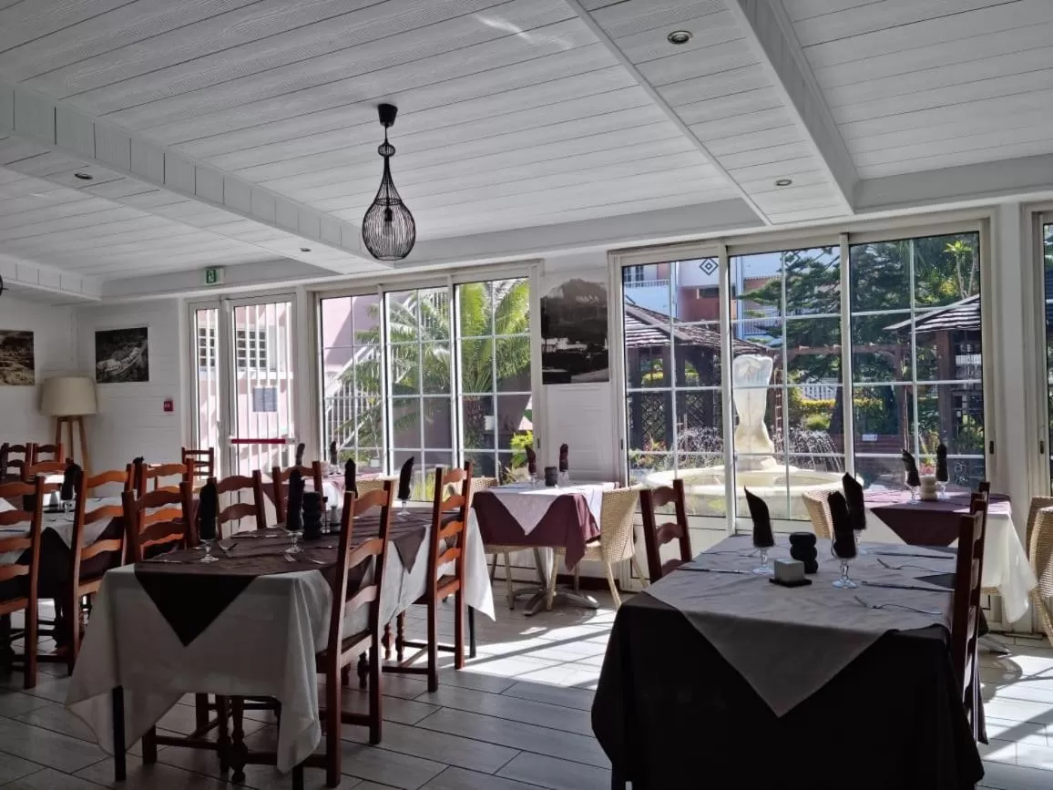 Restaurant/Places to Eat in Hotel Des Neiges