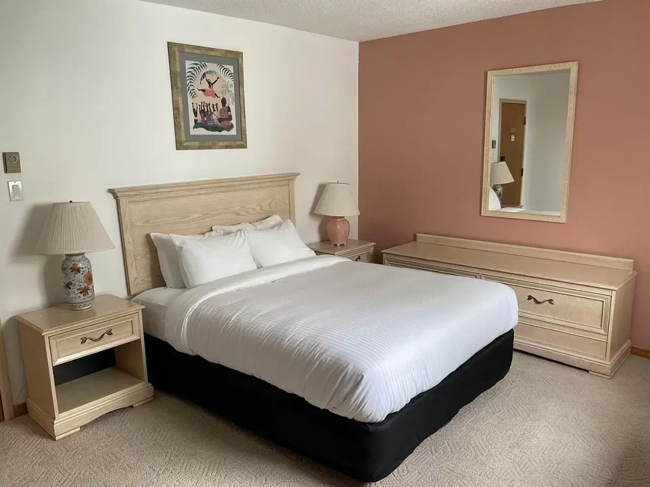 Standard Queen Room in Hotel Wolfe Island Standard Queen Room in Hotel Wolfe Island