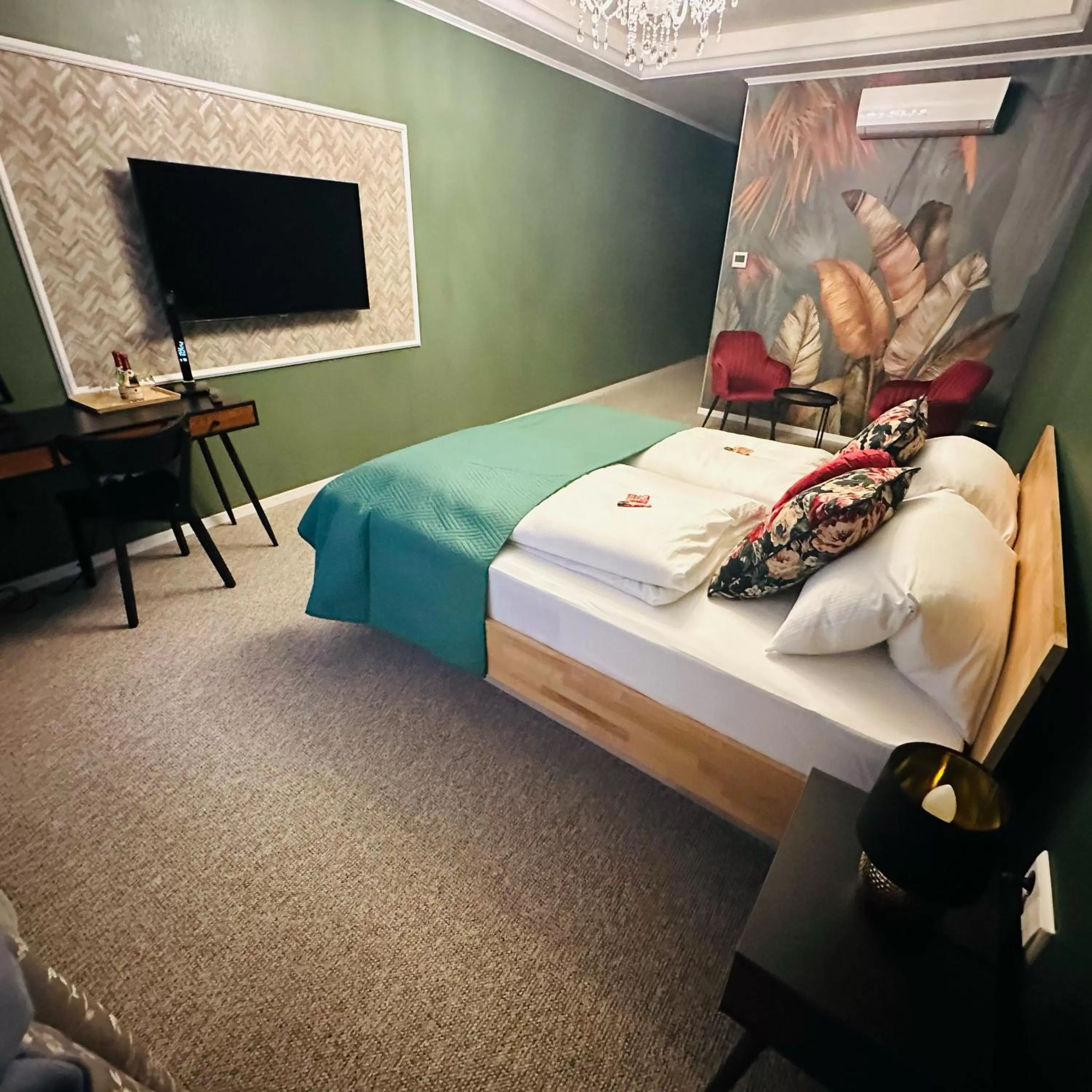 TV and multimedia, Bed in Hotel Residenz Luxury - Outletcity - Parken - Klima - 24h Check-In