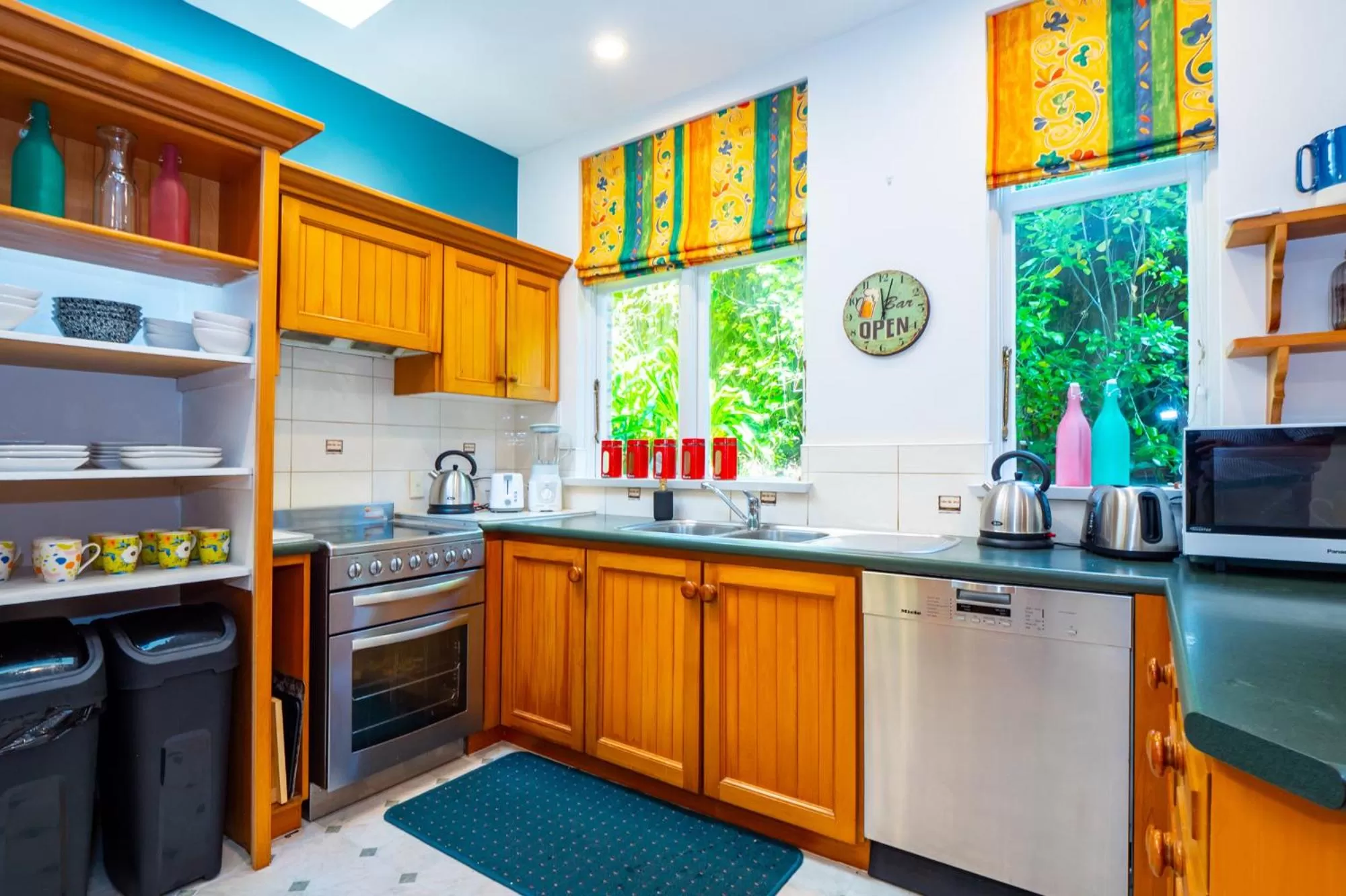 Living room, Kitchen/Kitchenette in The Ocean Breeze CBD