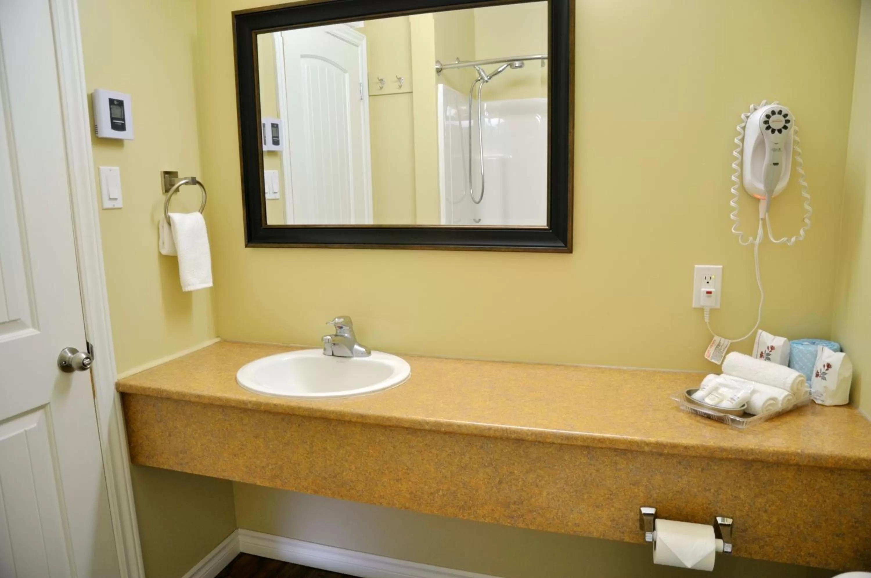Bathroom in Motel des Cèdres
