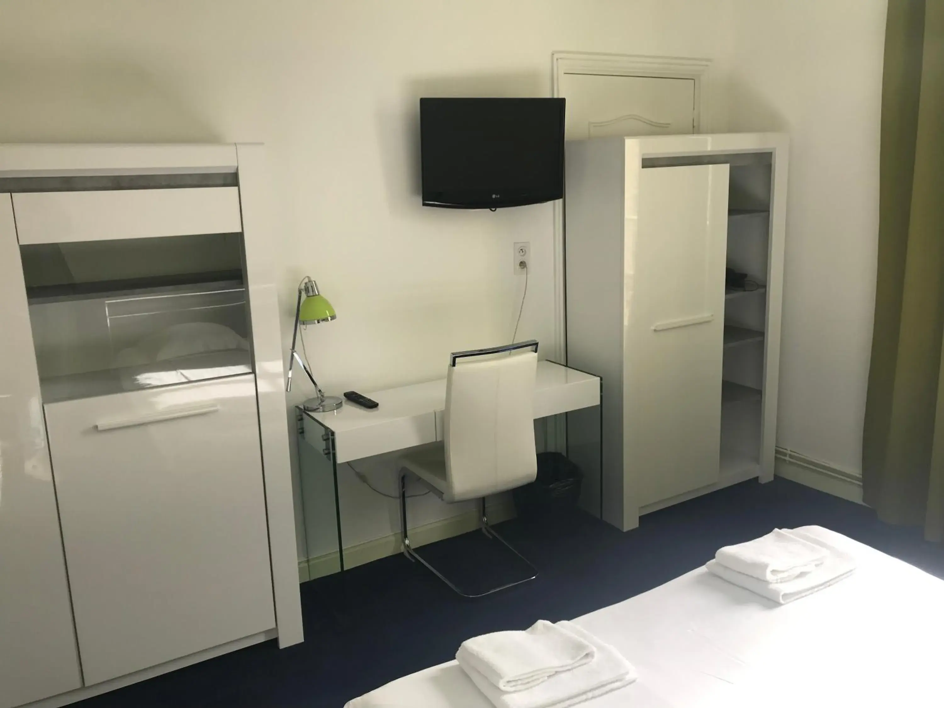 Comfort Double Room - single occupancy in Hotel Couleurs Sud Centre-ville Gare Charleville-Mézières Comfort Double Room - single occupancy in Hotel Couleurs Sud Centre-ville Gare Charleville-Mézières