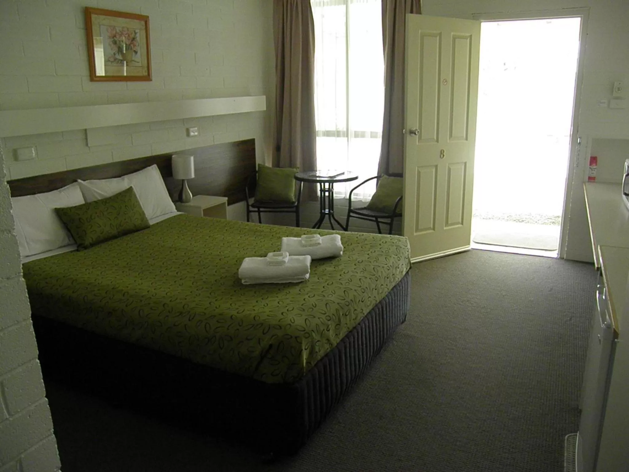 Photo of the whole room, Bed in 7th Street Motel