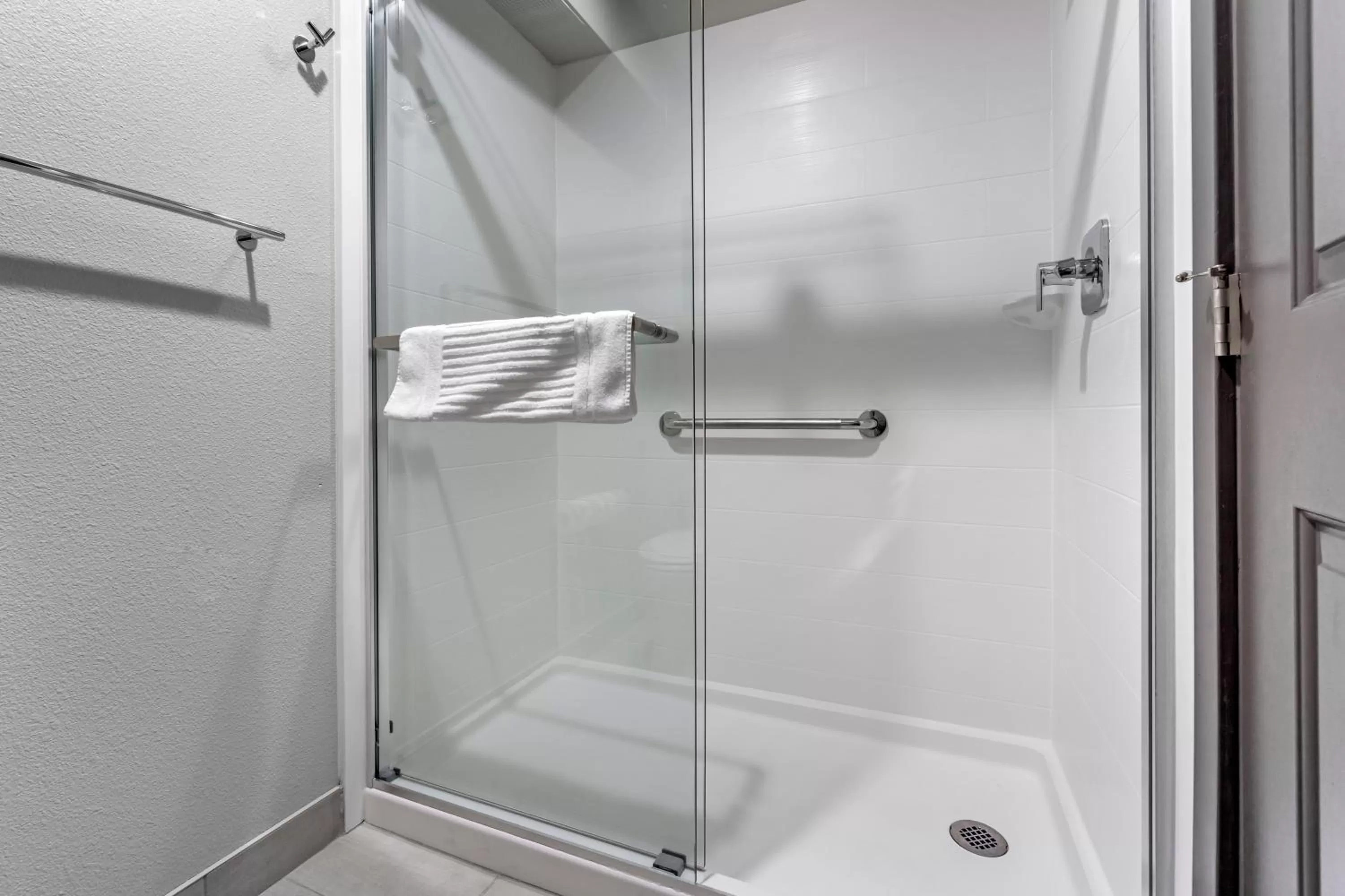 Shower in Comfort Inn & Suites Pacific - Auburn