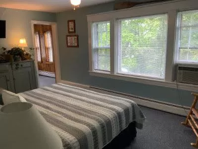 Bed in Chateau Country Inn and Captain's Cottage