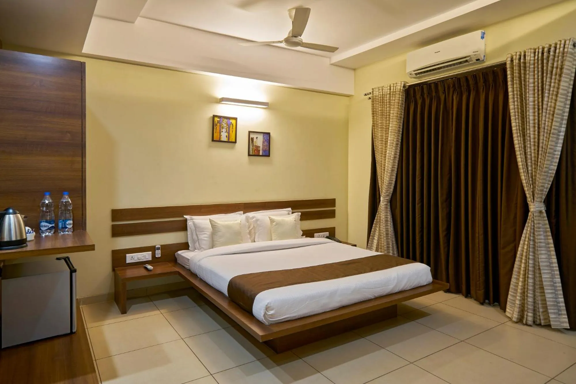 Bedroom, Bed in Hotel 3 Leaves NEAR CENTRAL BUS STAND