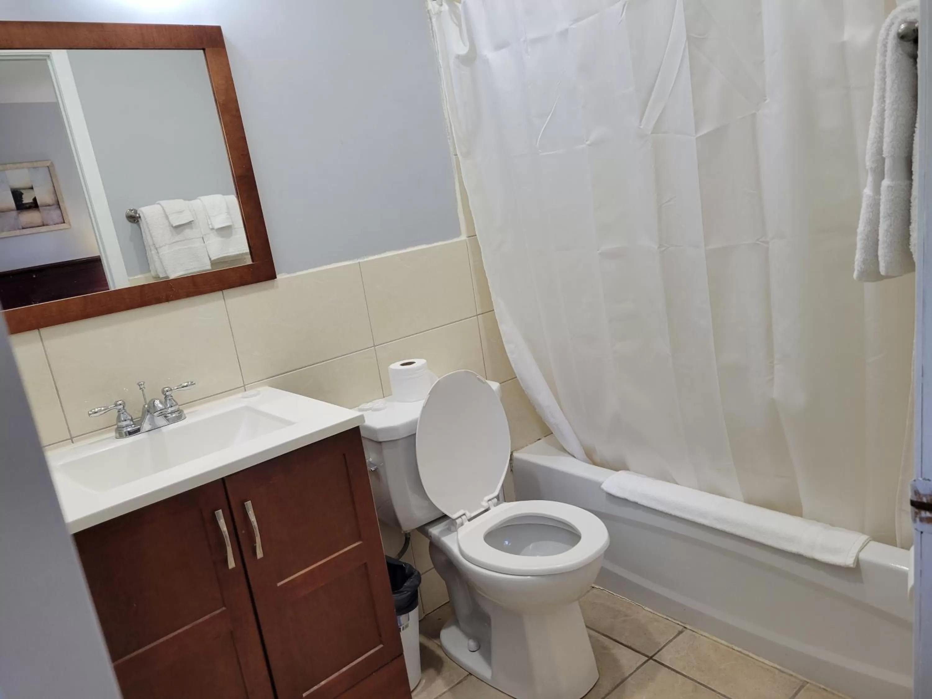 Bathroom in Knights Inn Cobourg