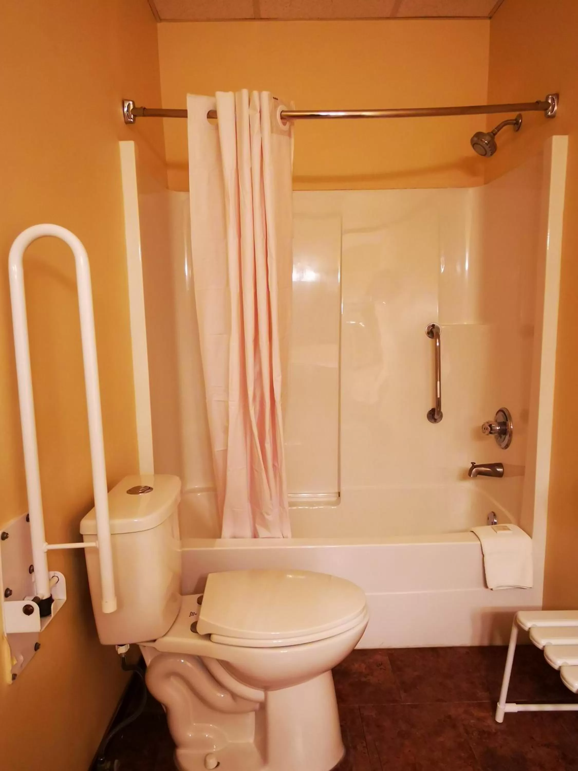 Bathroom in MountainView Hotel Merritt