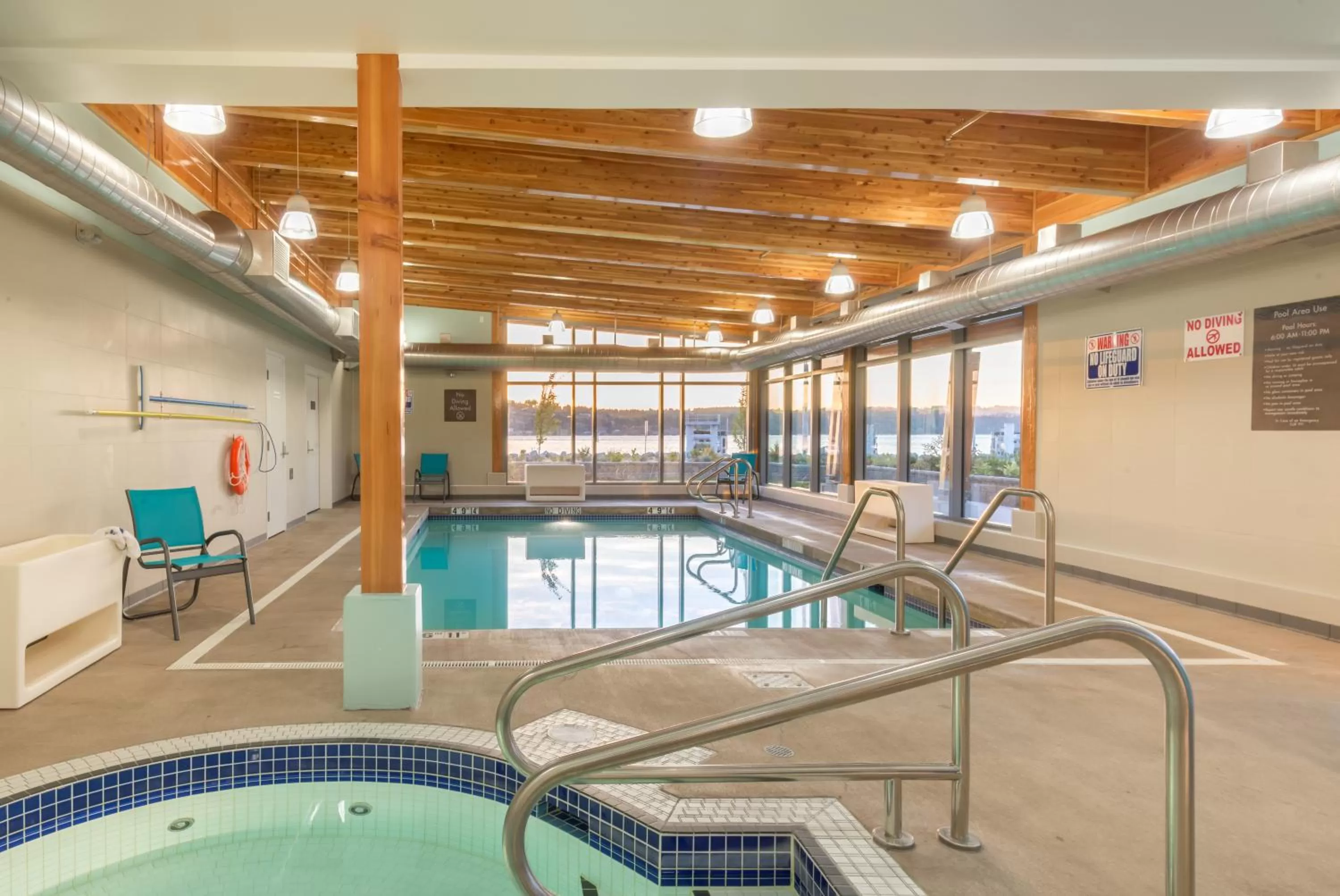 Swimming pool in Comfort Inn & Suites