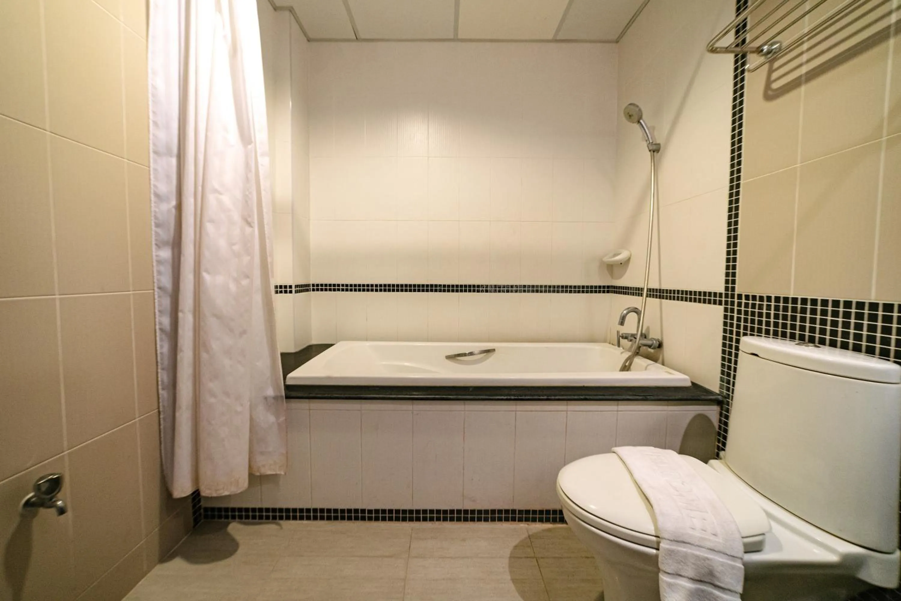 Toilet in Ratana Hotel Sakdidet, PHUKET TOWN