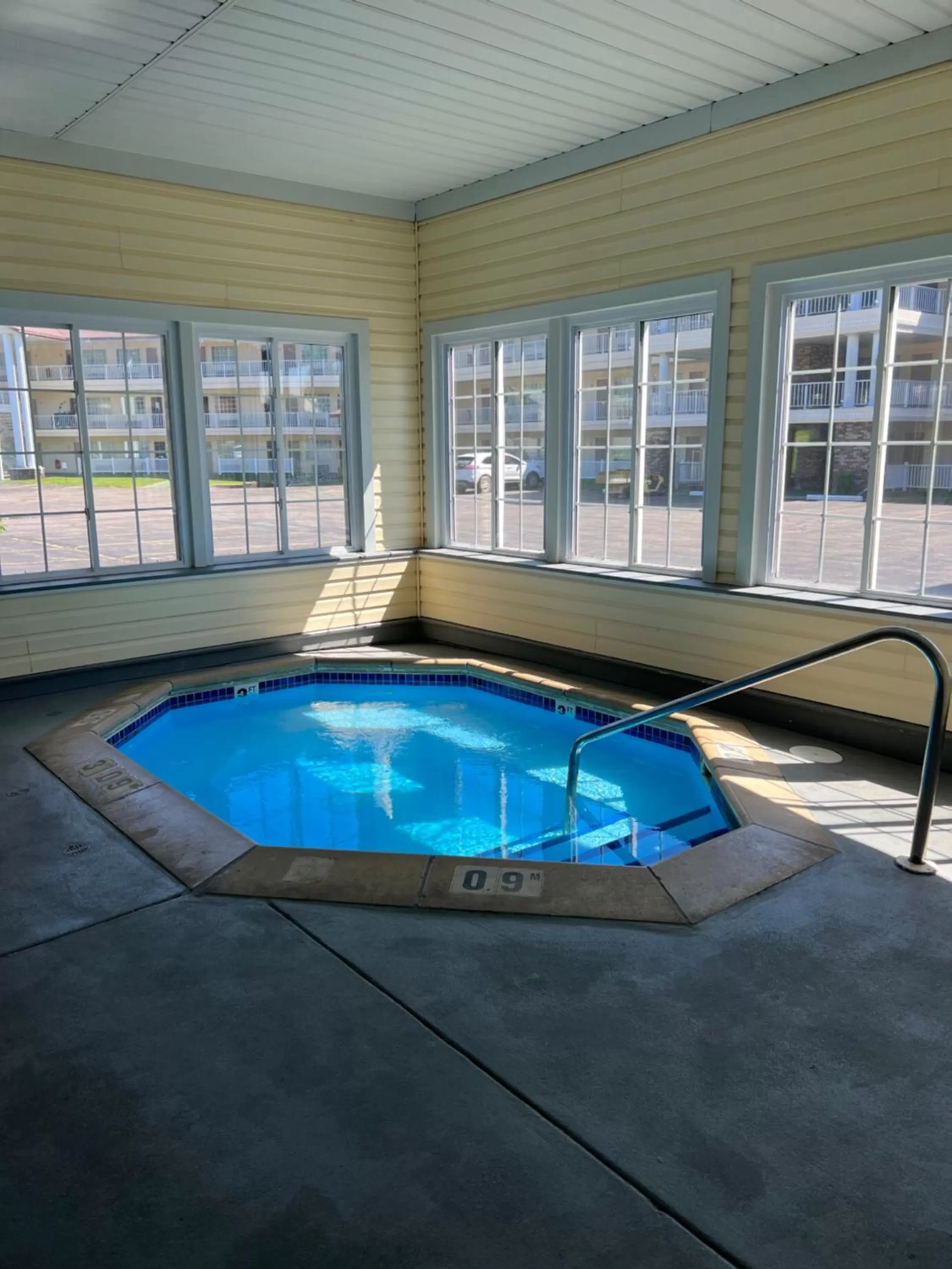 Swimming pool in Quality Inn Lakefront