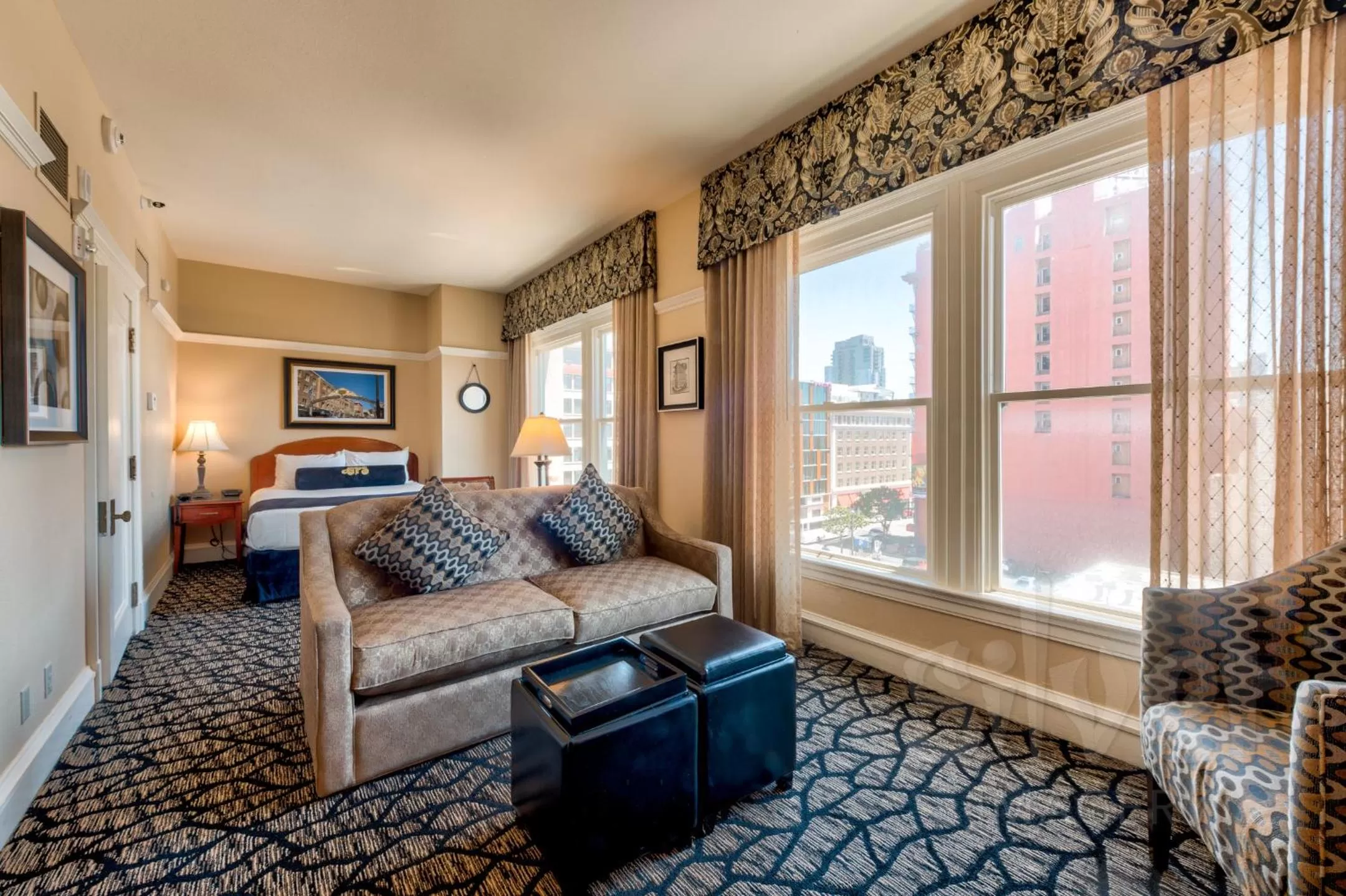 Living room, Bed in Gaslamp Plaza Suites