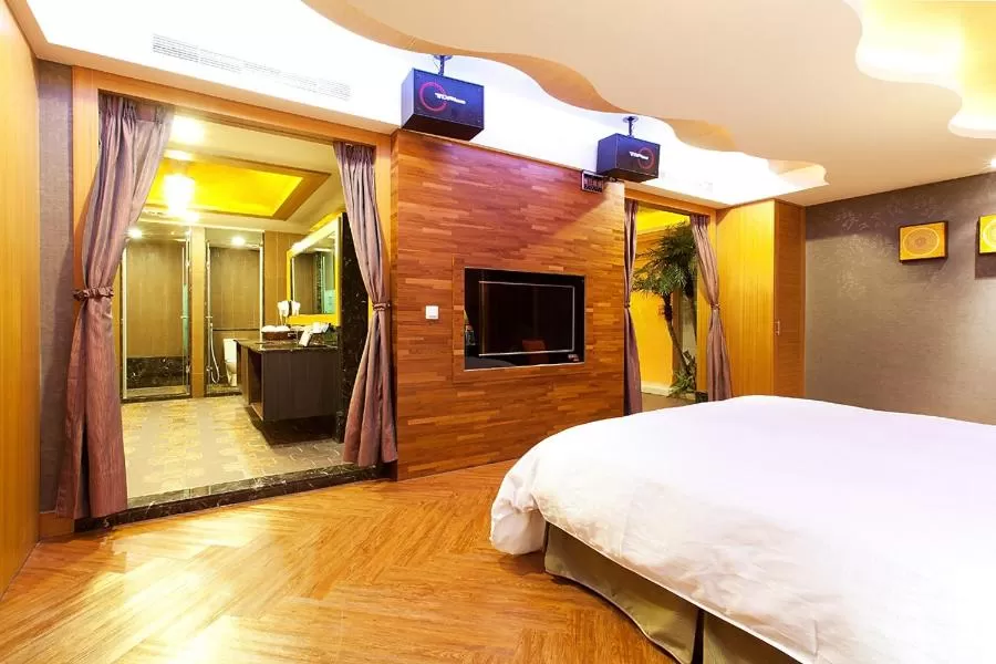 Photo of the whole room, TV/Entertainment Center in Discovery Motel - Yanping