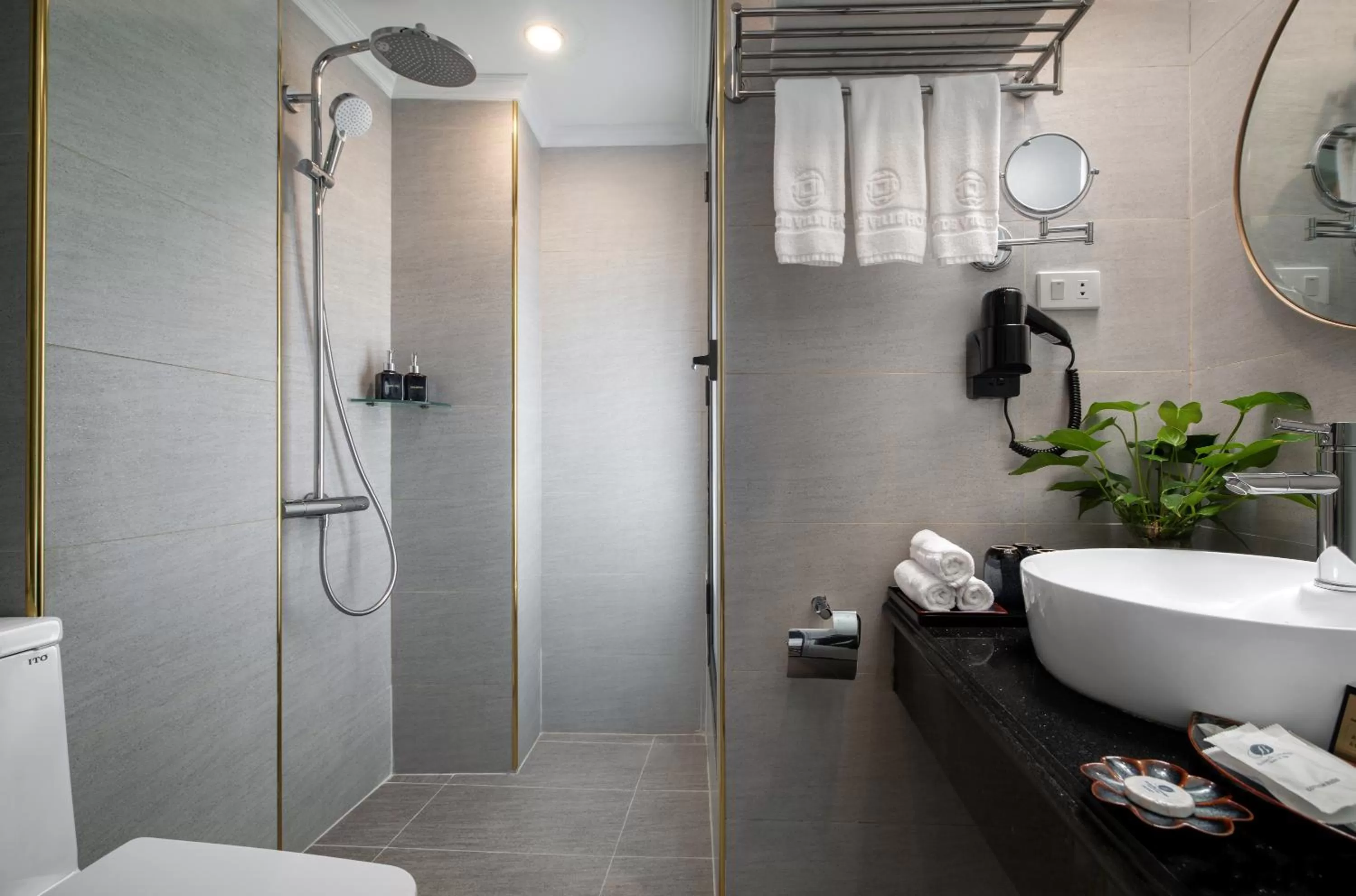 Shower in Hanoi Backpackers Hostel & Rooftop bar