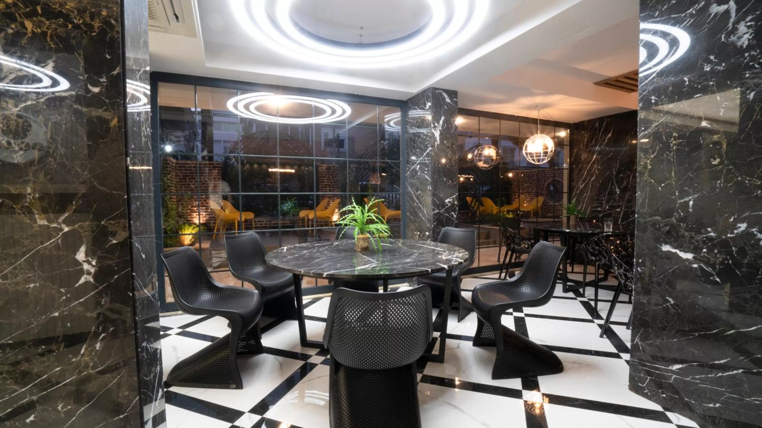 Restaurant/Places to Eat in Estera Hotel Silent