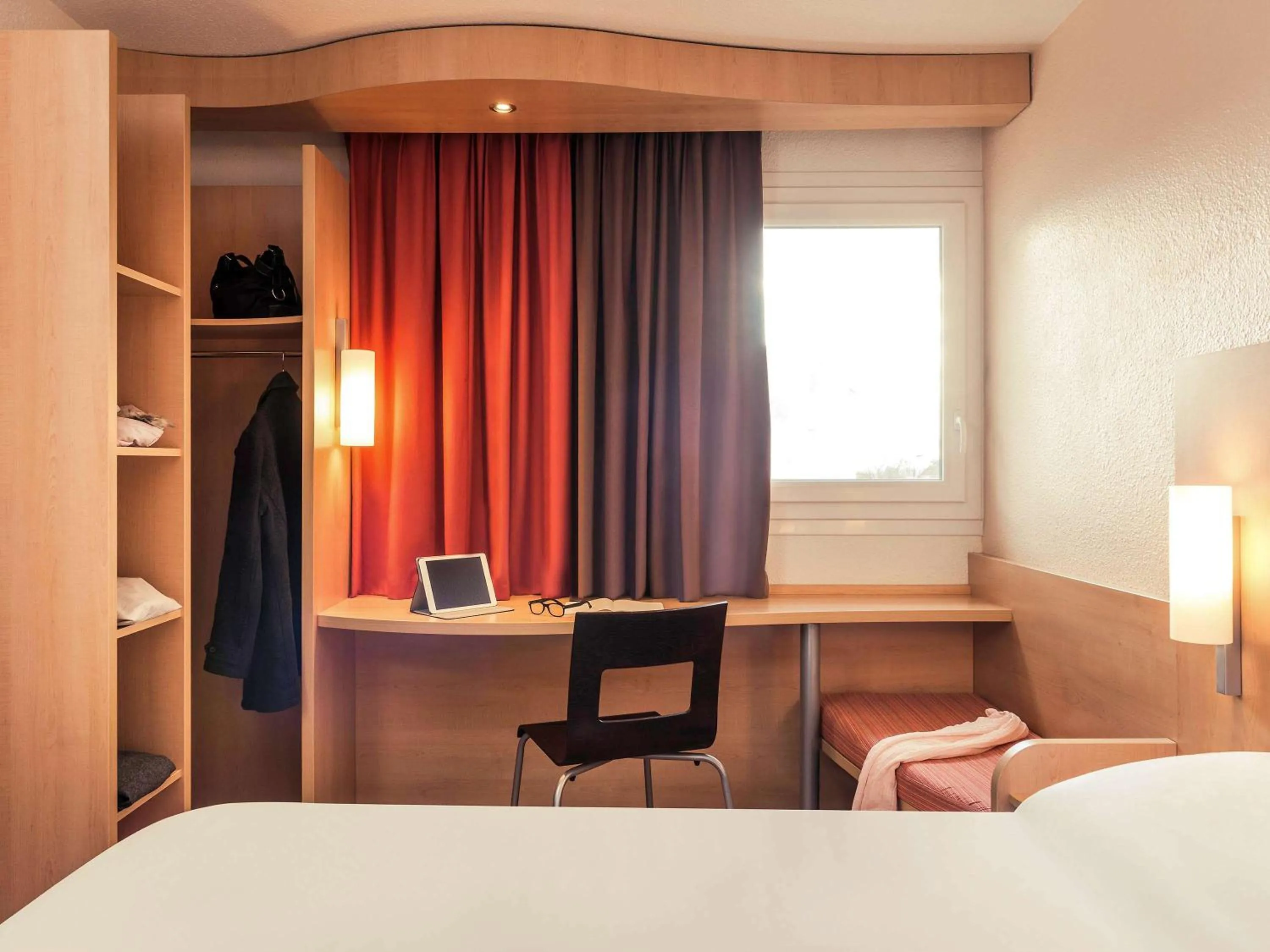 Photo of the whole room, Bed in ibis Epinay sur Seine - Gennevilliers