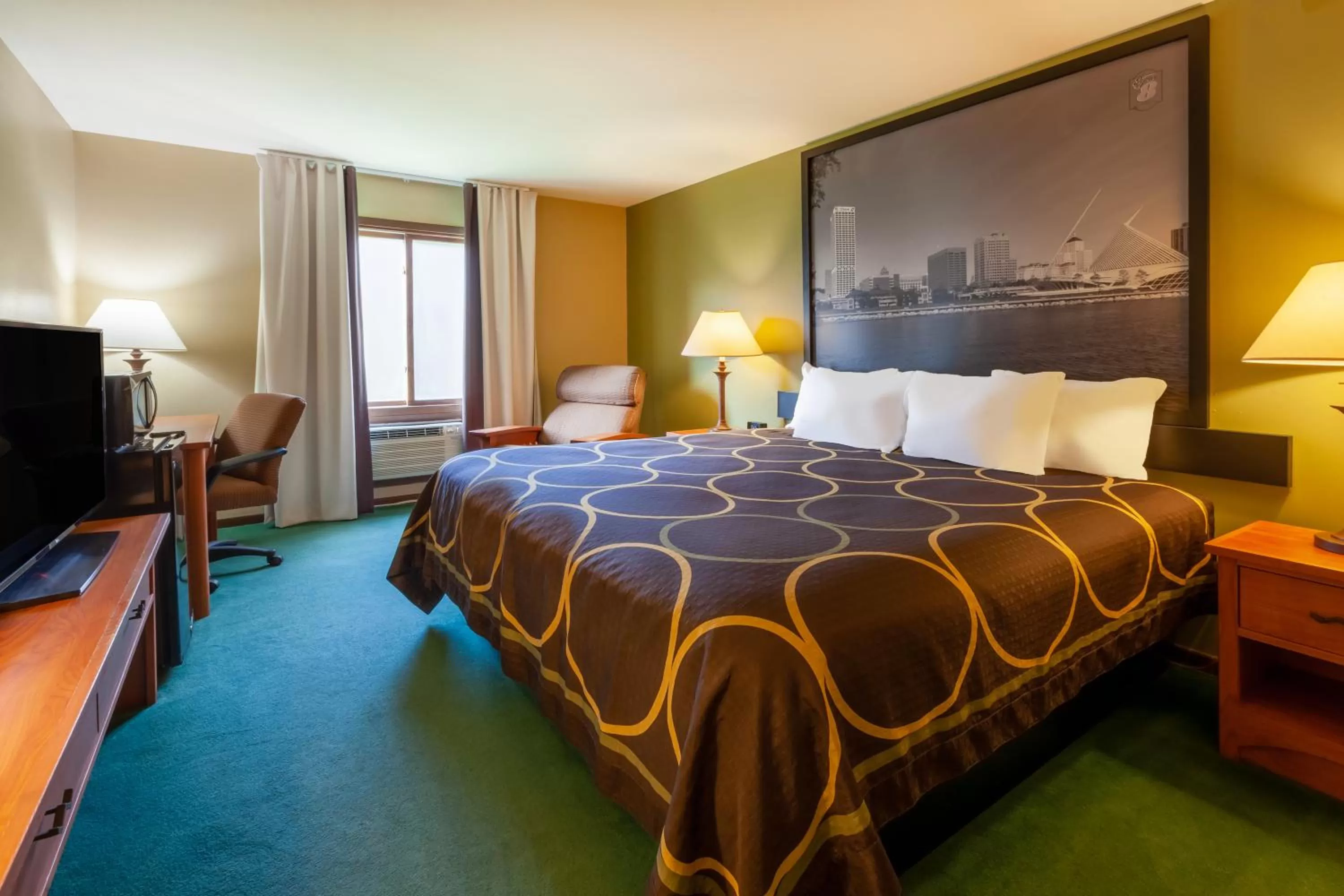 1 King Bed, Mobility Accessible Room, Bathtub w/ Grab Bars, Non-Smoking in Super 8 by Wyndham Berlin WI