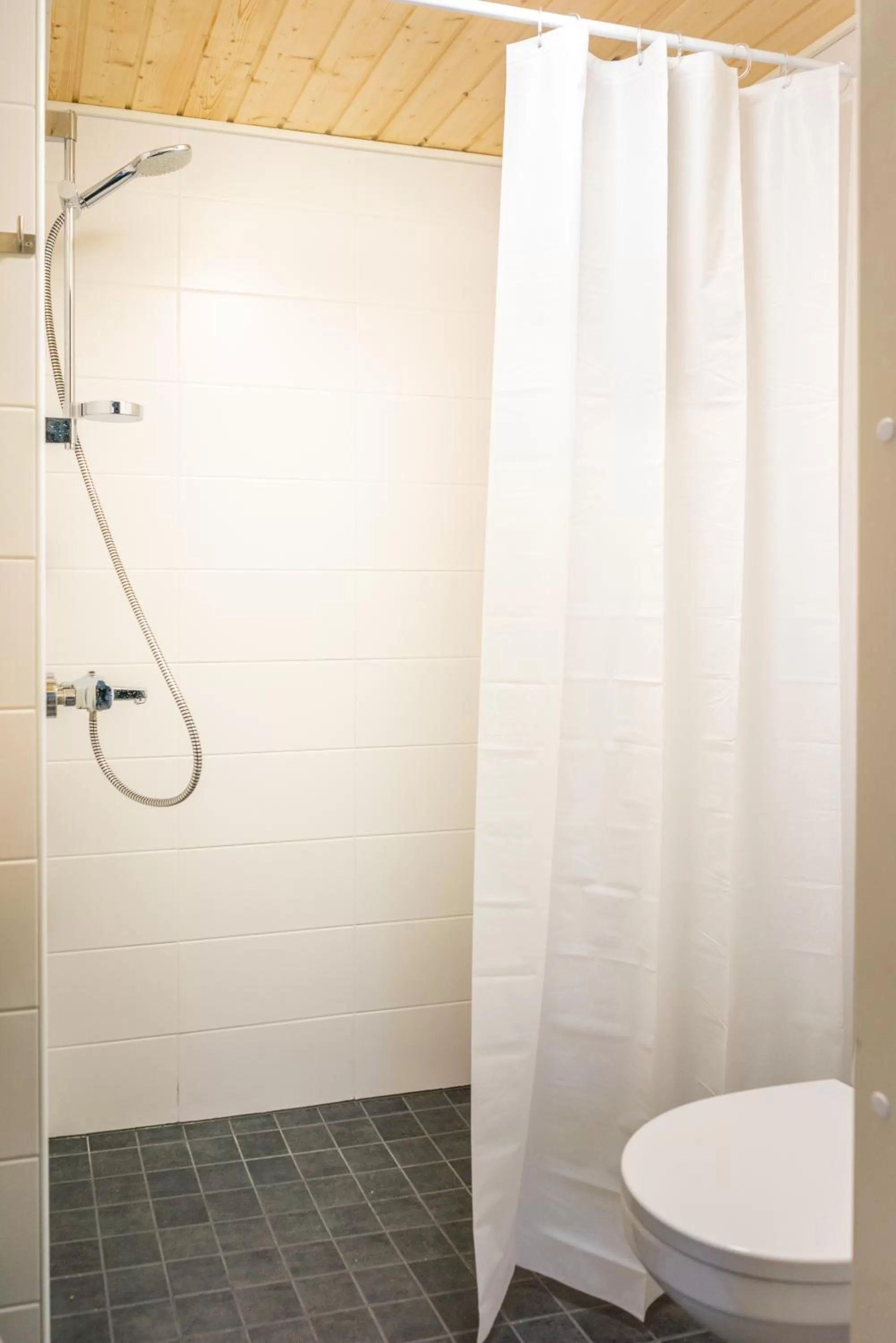 Shower in Motelli Online Oy