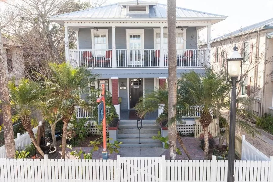 Facade/entrance, Property Building in Hemingway House Bed and Breakfast