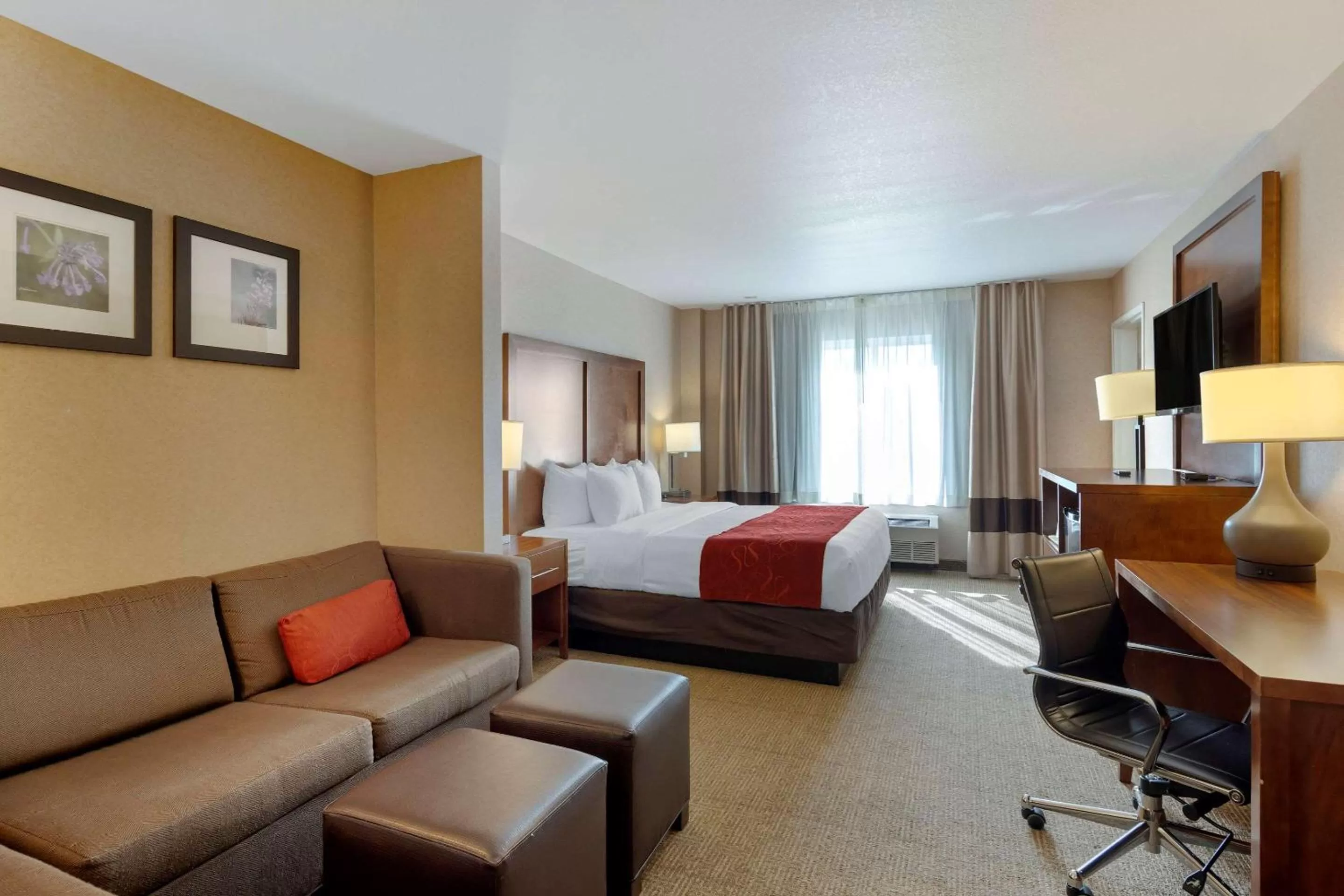 Photo of the whole room, Bed in Comfort Suites Anchorage International Airport