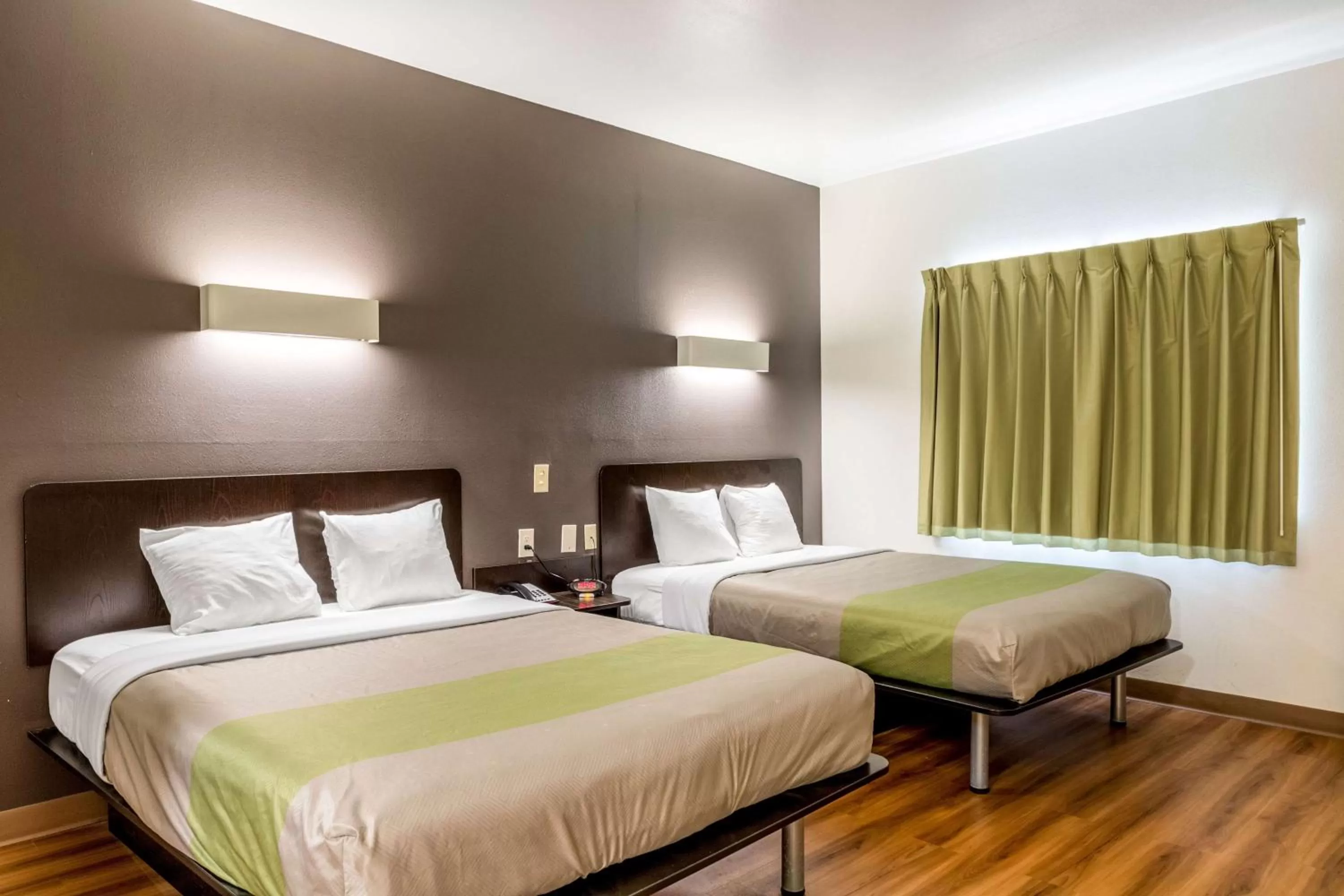 Photo of the whole room, Bed in Super 8 by Wyndham Kenedy