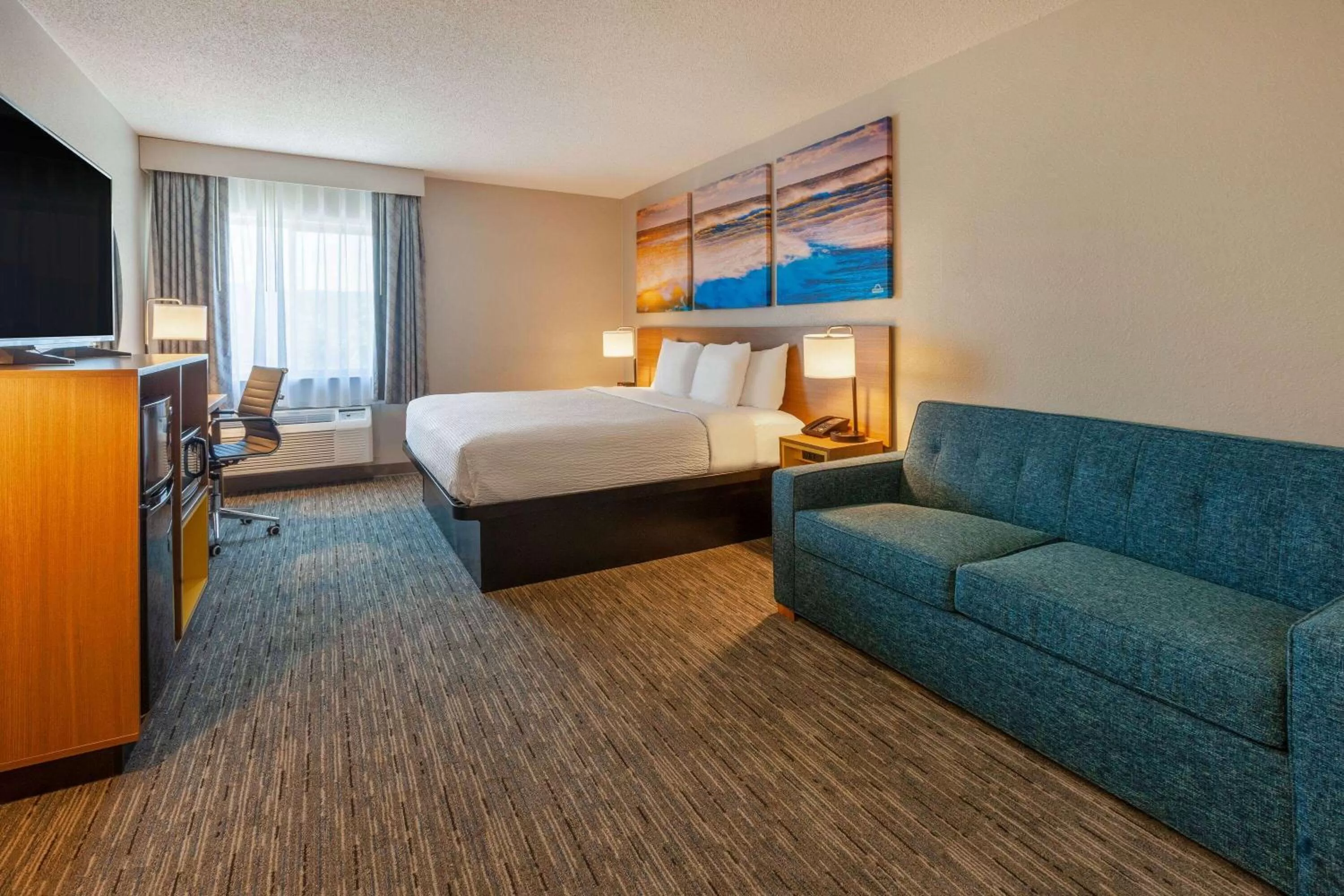 Photo of the whole room, Bed in Days Inn by Wyndham Racine/Sturtevant