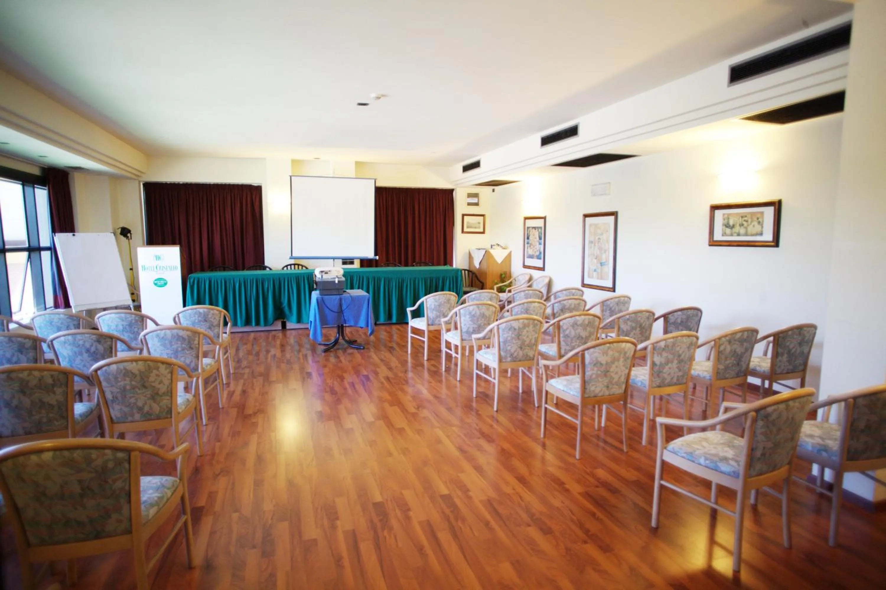 Business facilities in Hotel Cristallo di La Rosetta Srl