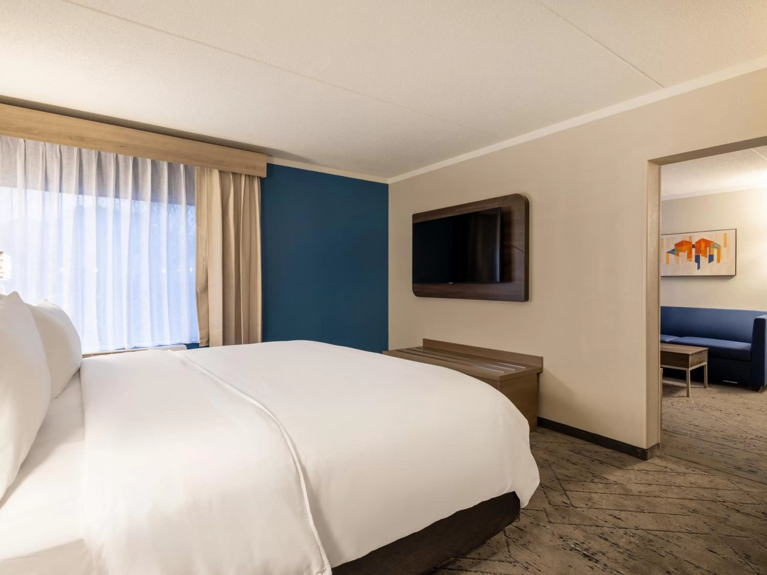 Bedroom, Bed in Holiday Inn Express & Suites Greensboro - I-40 atWendover by IHG