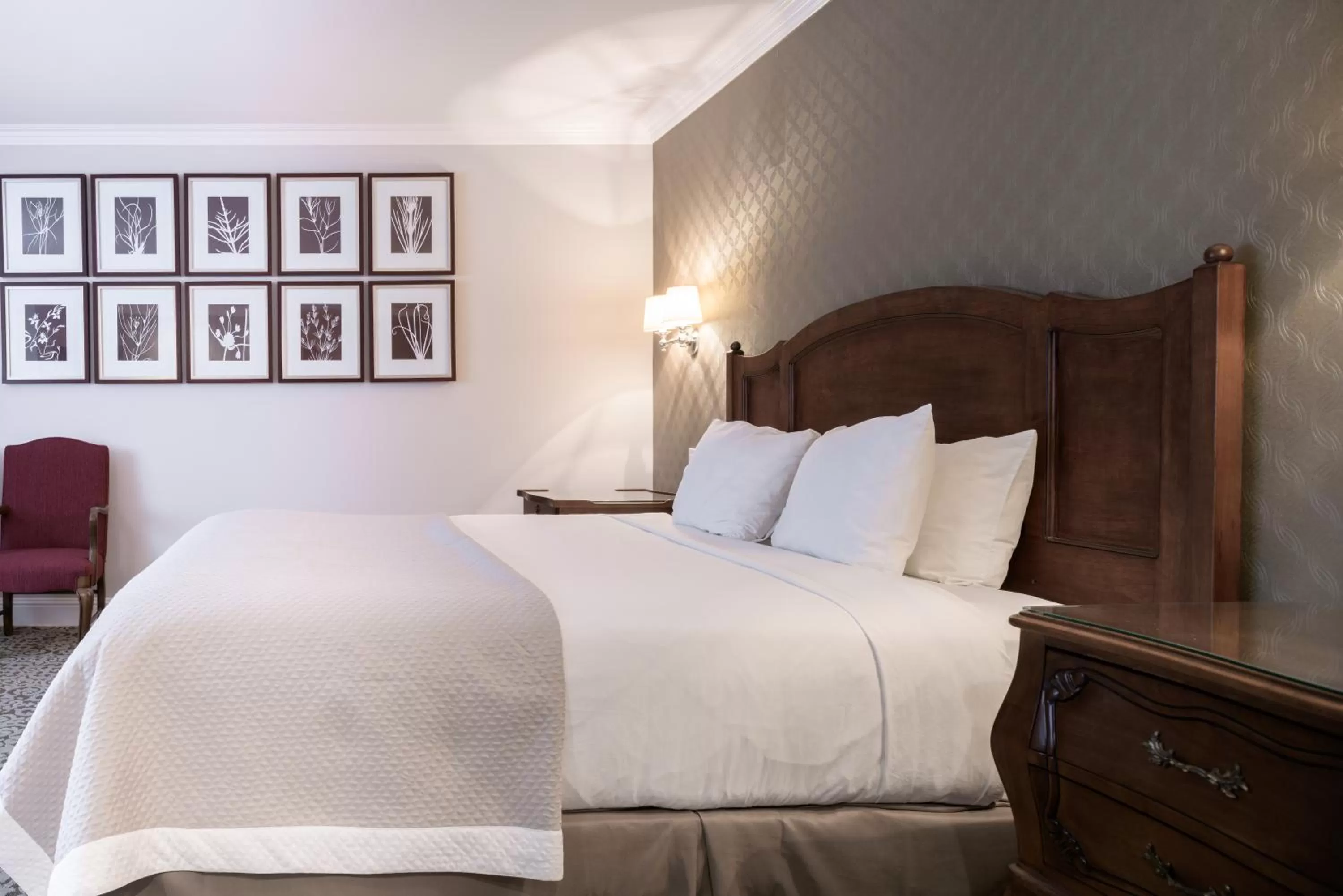 Bed in Woodcrest Hotel Cupertino