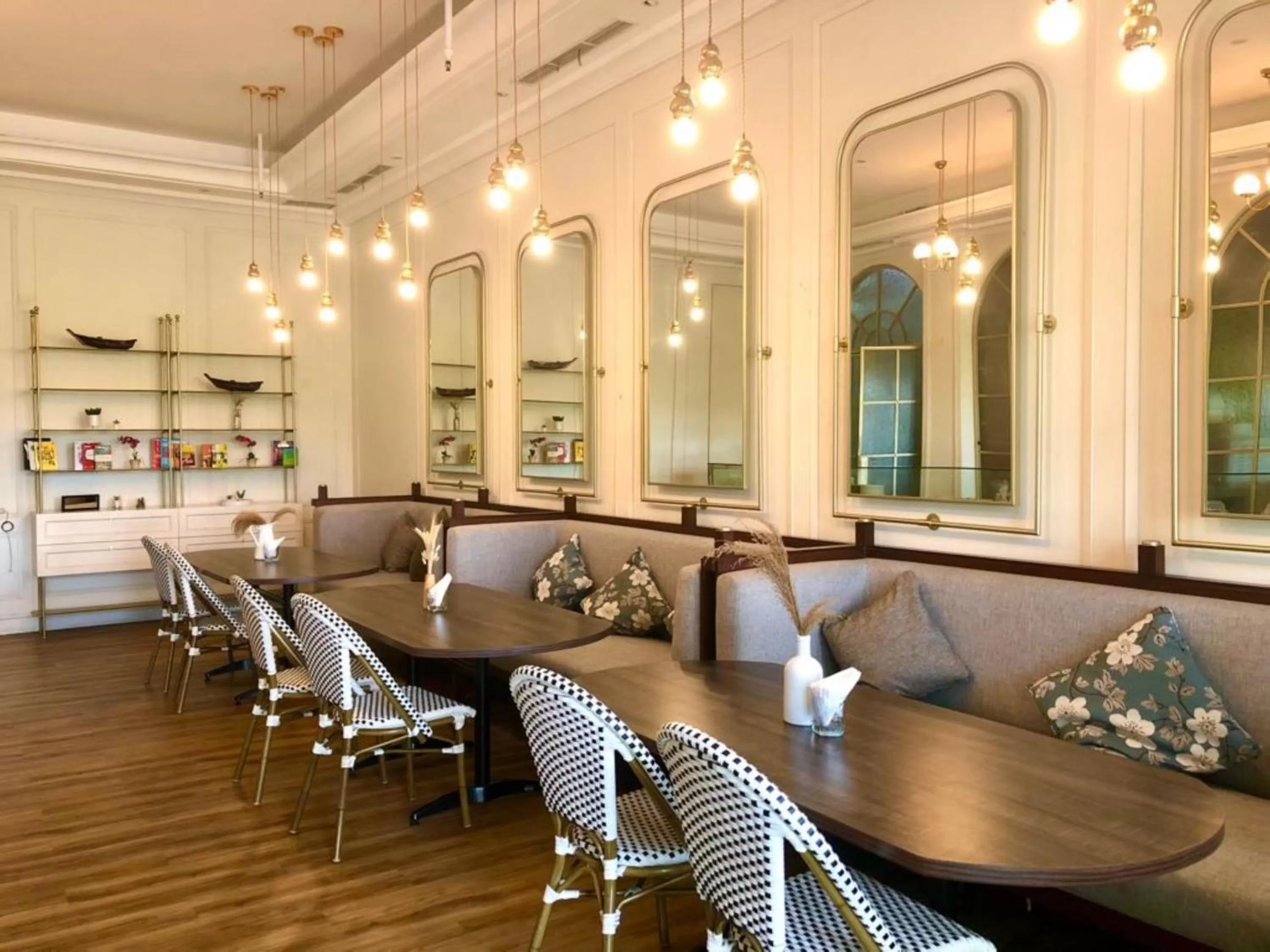 Seating area in Antero Hotel Jababeka Cikarang