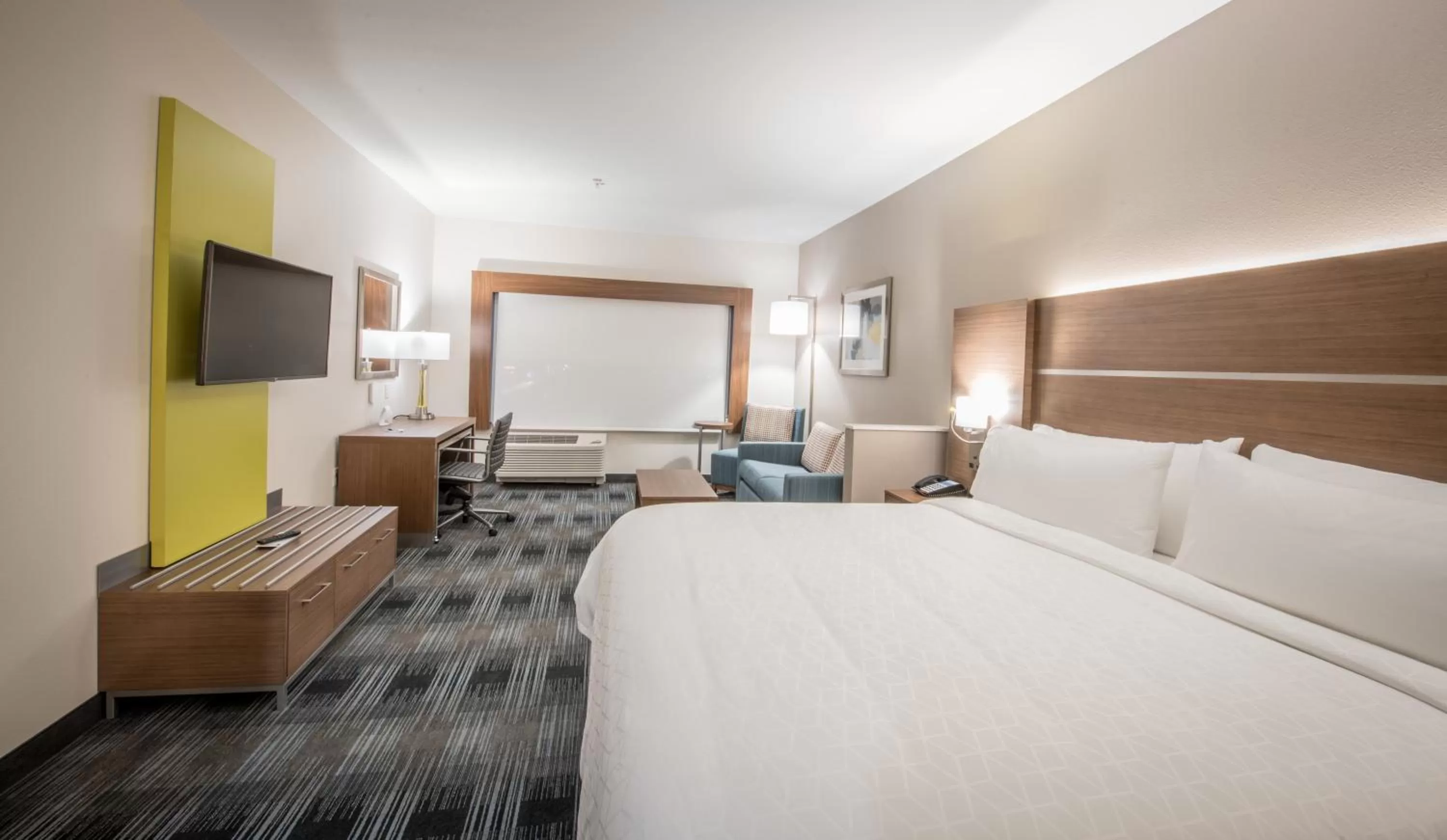 Photo of the whole room, Bed in Holiday Inn Express & Suites - Houston Westchase - Westheimer by IHG