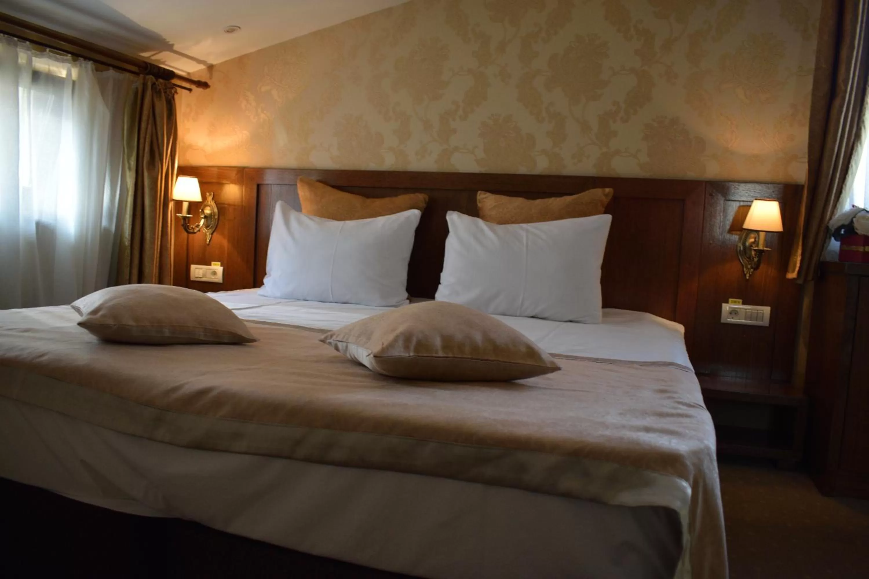 Shower, Bed in Hotel Gott