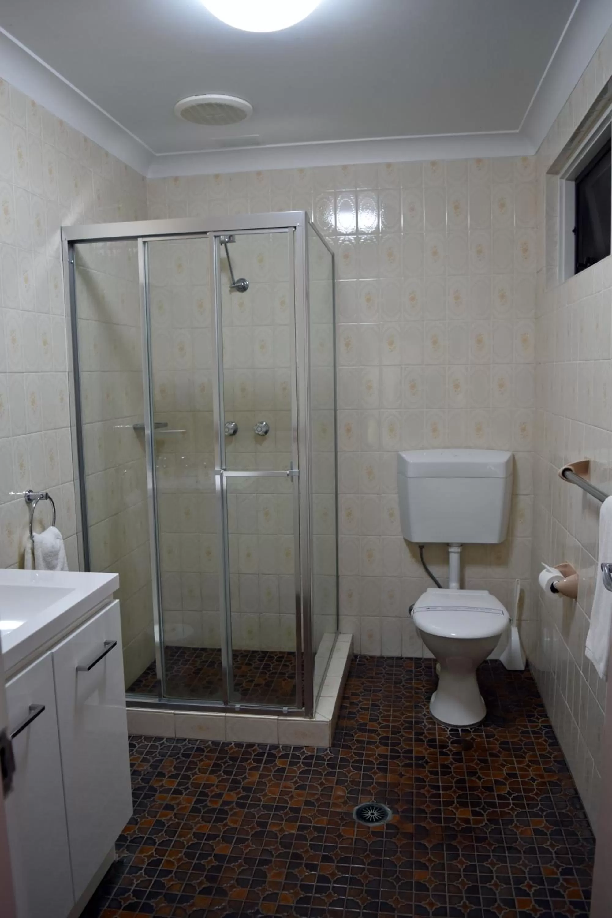 Ten Dollar Town Motel