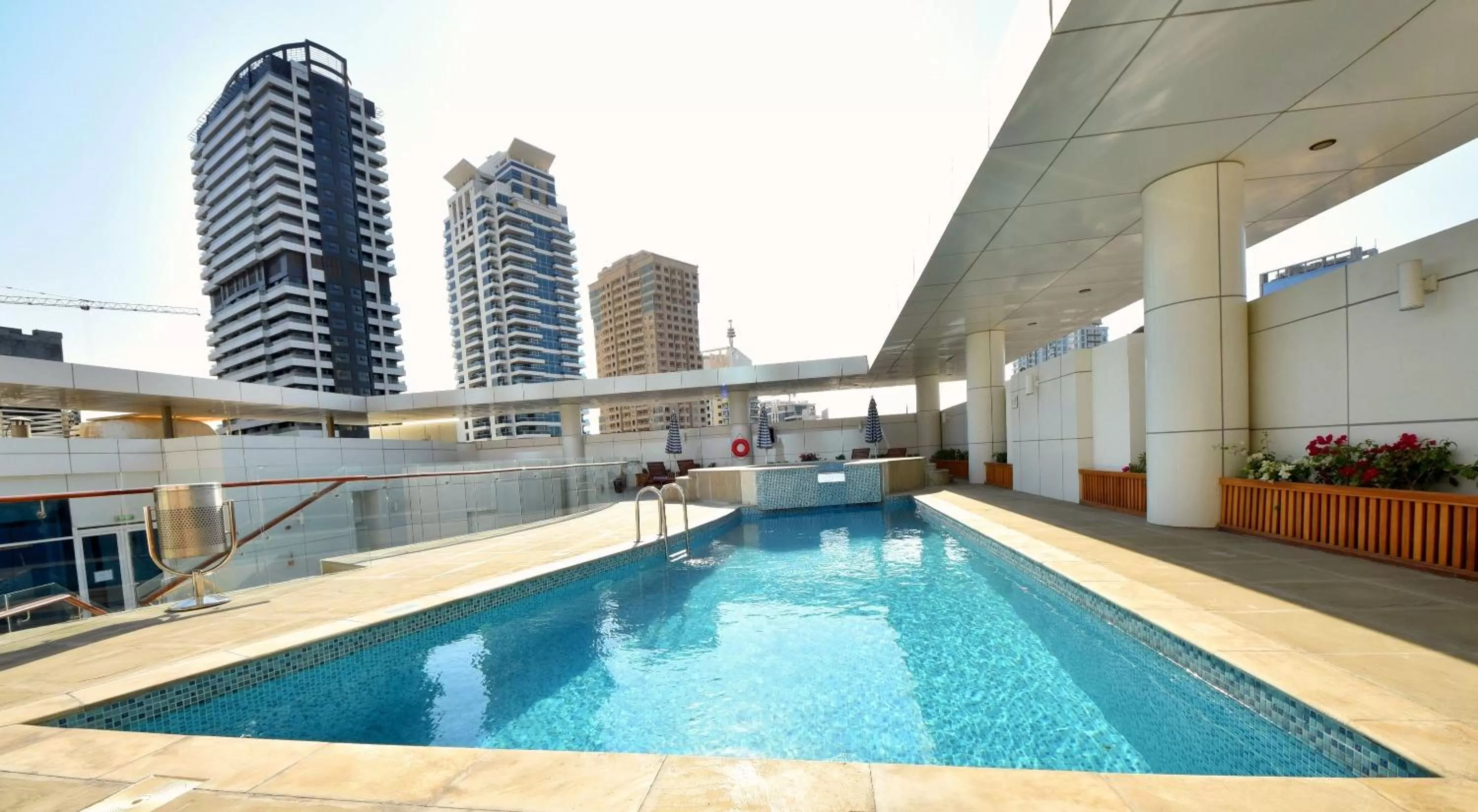 Swimming pool in Jannah Place Dubai Marina